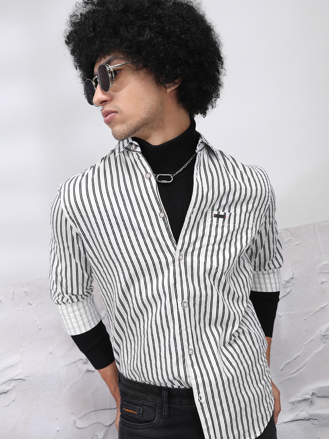 The Indian Garage Co Men White & Navy Blue Slim Fit Striped Casual Shirt