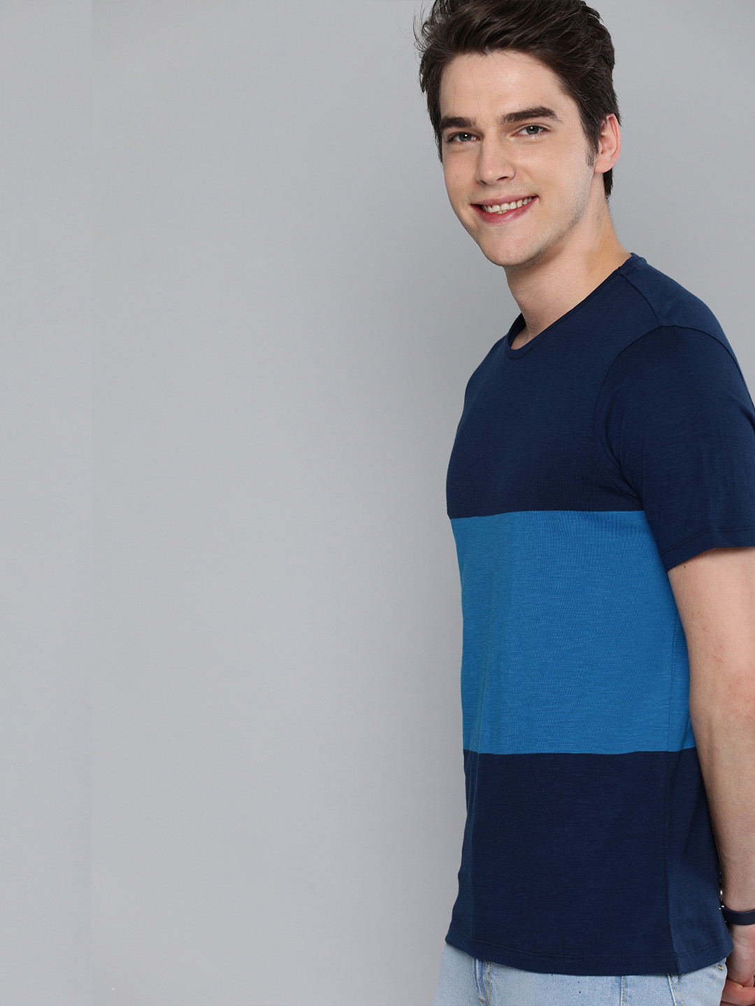 Mast & Harbour Men Navy Blue Colourblocked Round Neck T-shirt