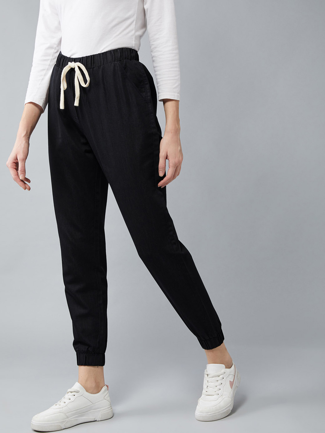 DOLCE CRUDO Women Lightweight Black Regular Fit Denim Solid Joggers