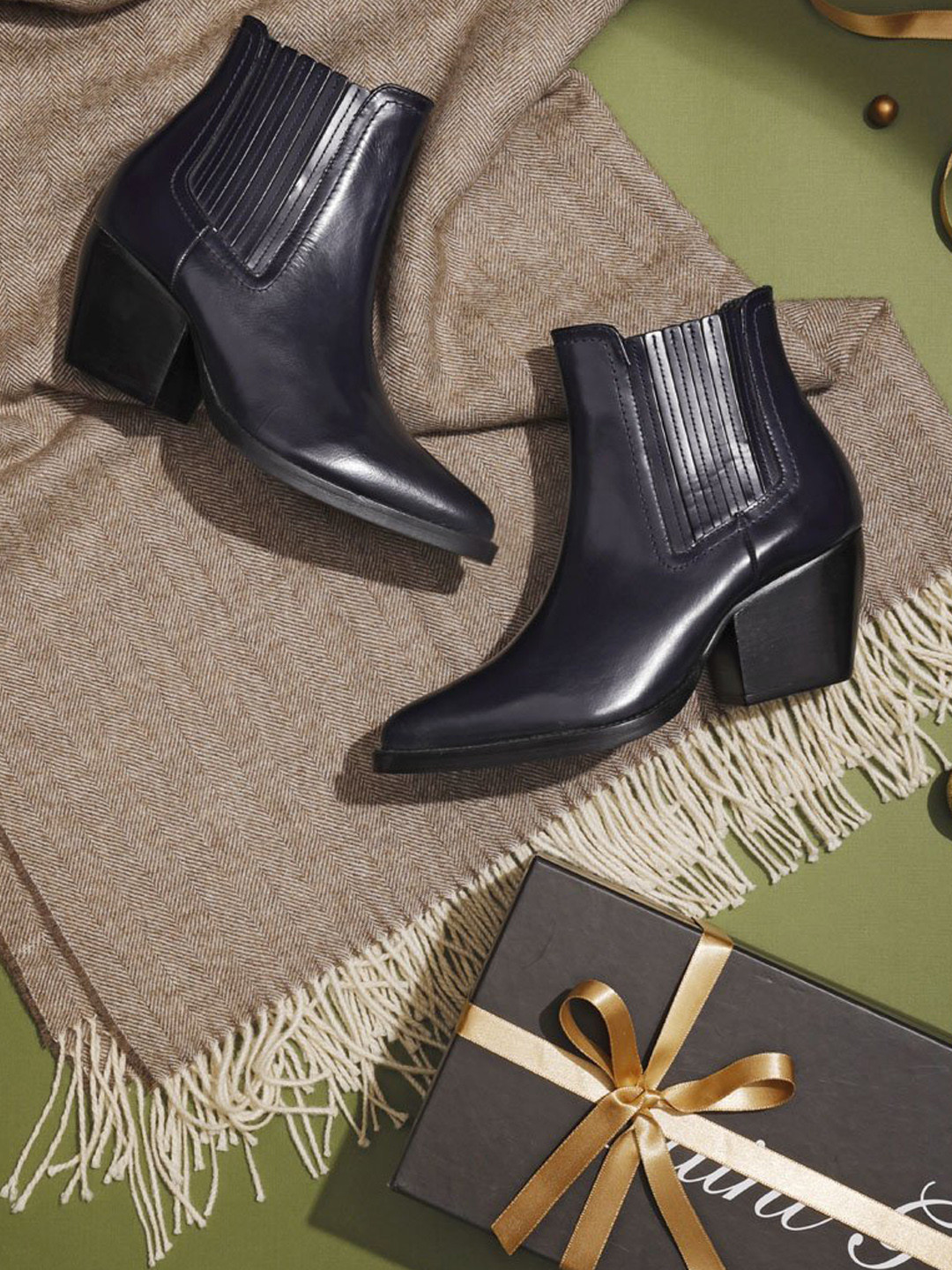 Saint G Women Black Solid Patent Leather Heeled Chelsea Boots