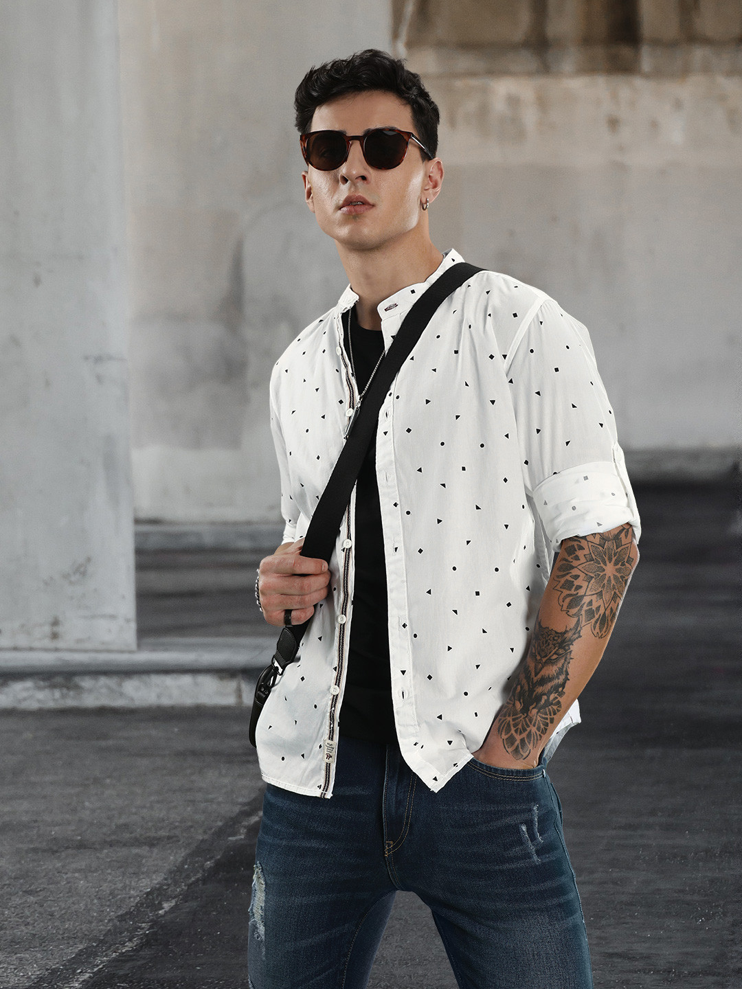 Roadster Men White & Black Regular Fit Printed Casual  Shirt