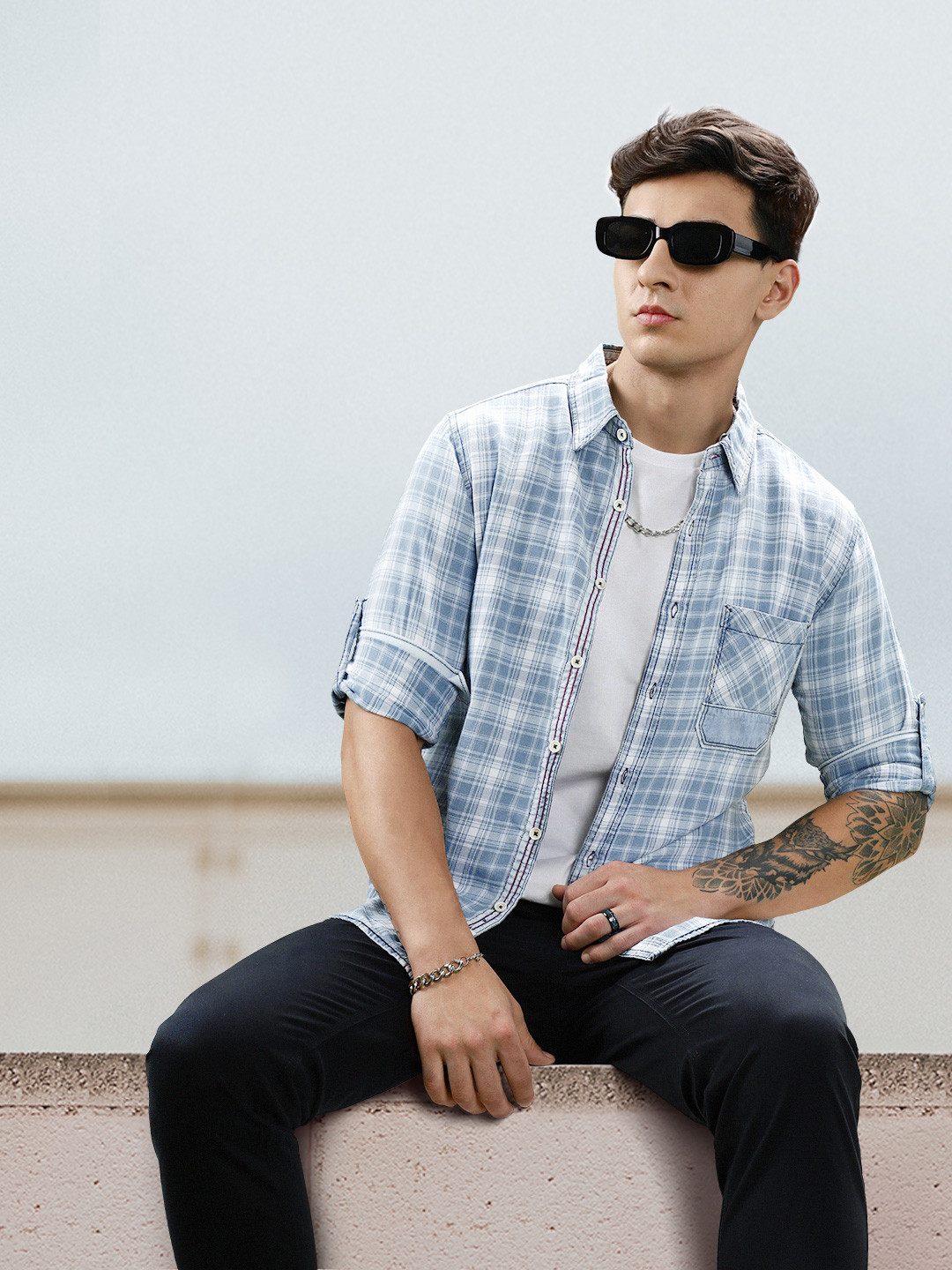 Roadster Men Blue & White Regular Fit Checked Casual Denim Shirt