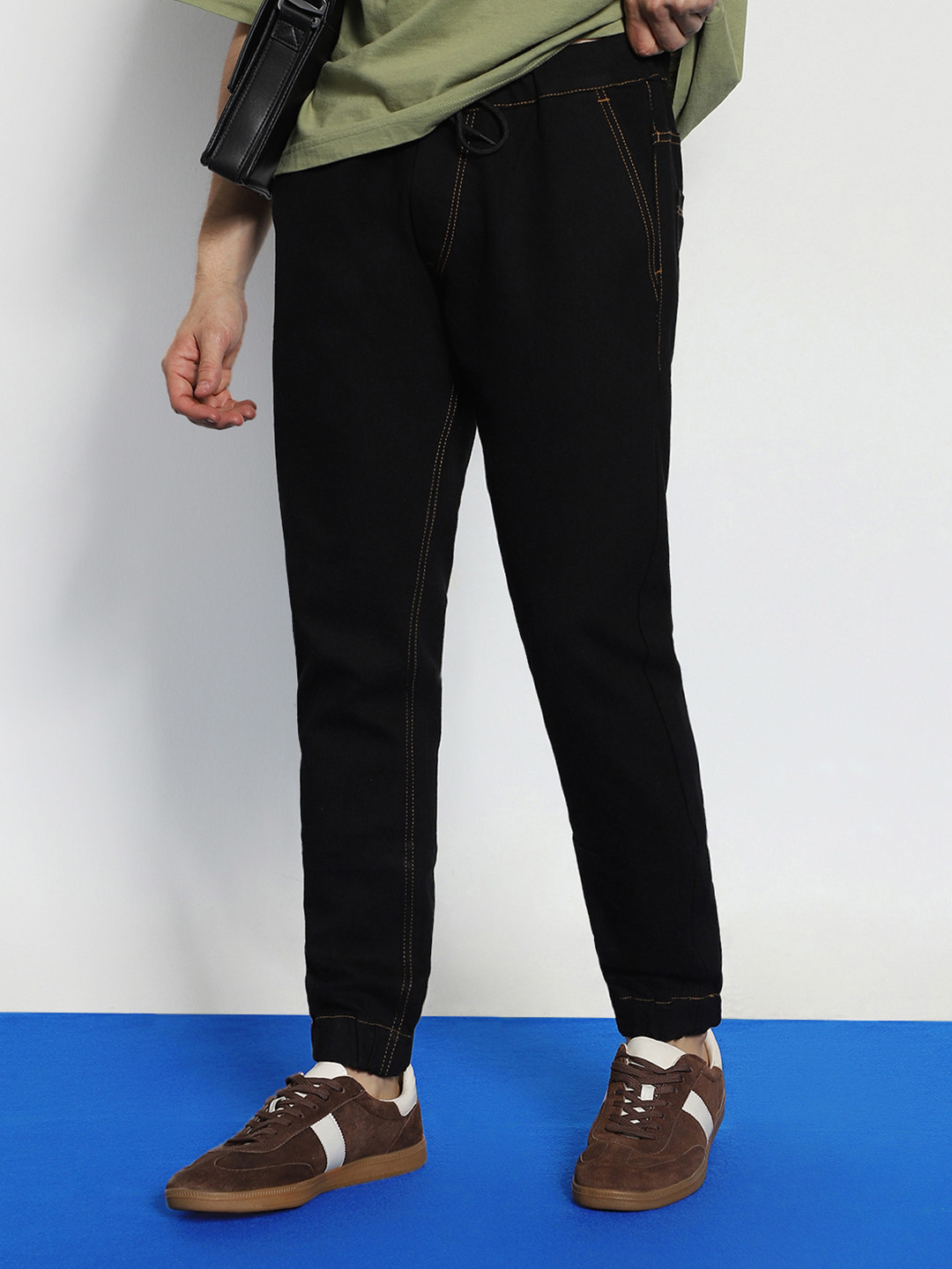 Urbano Fashion Men Black Slim Fit Mid-Rise Clean Look Stretchable Jogger Jeans