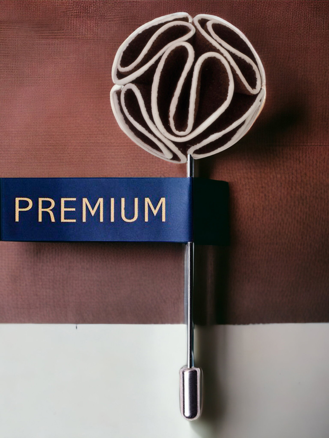 PELUCHE Unisex Brown & White Flower Love Lapel Pin