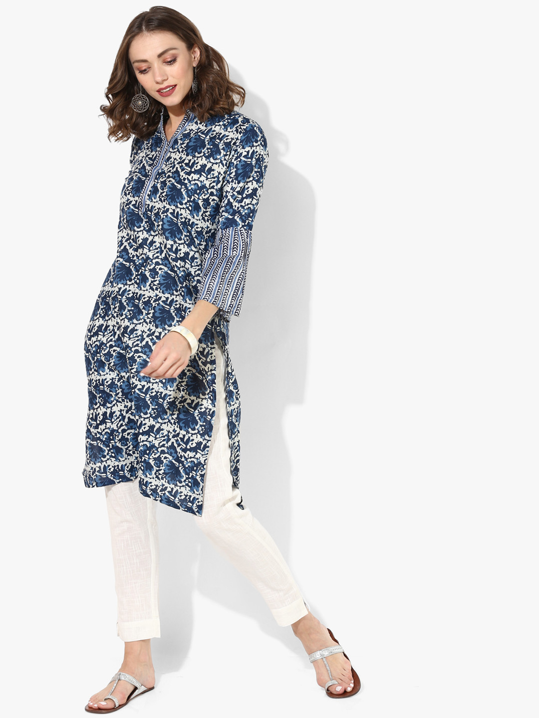 Divina Women Navy Blue & Off-White Floral Print Straight Kurta