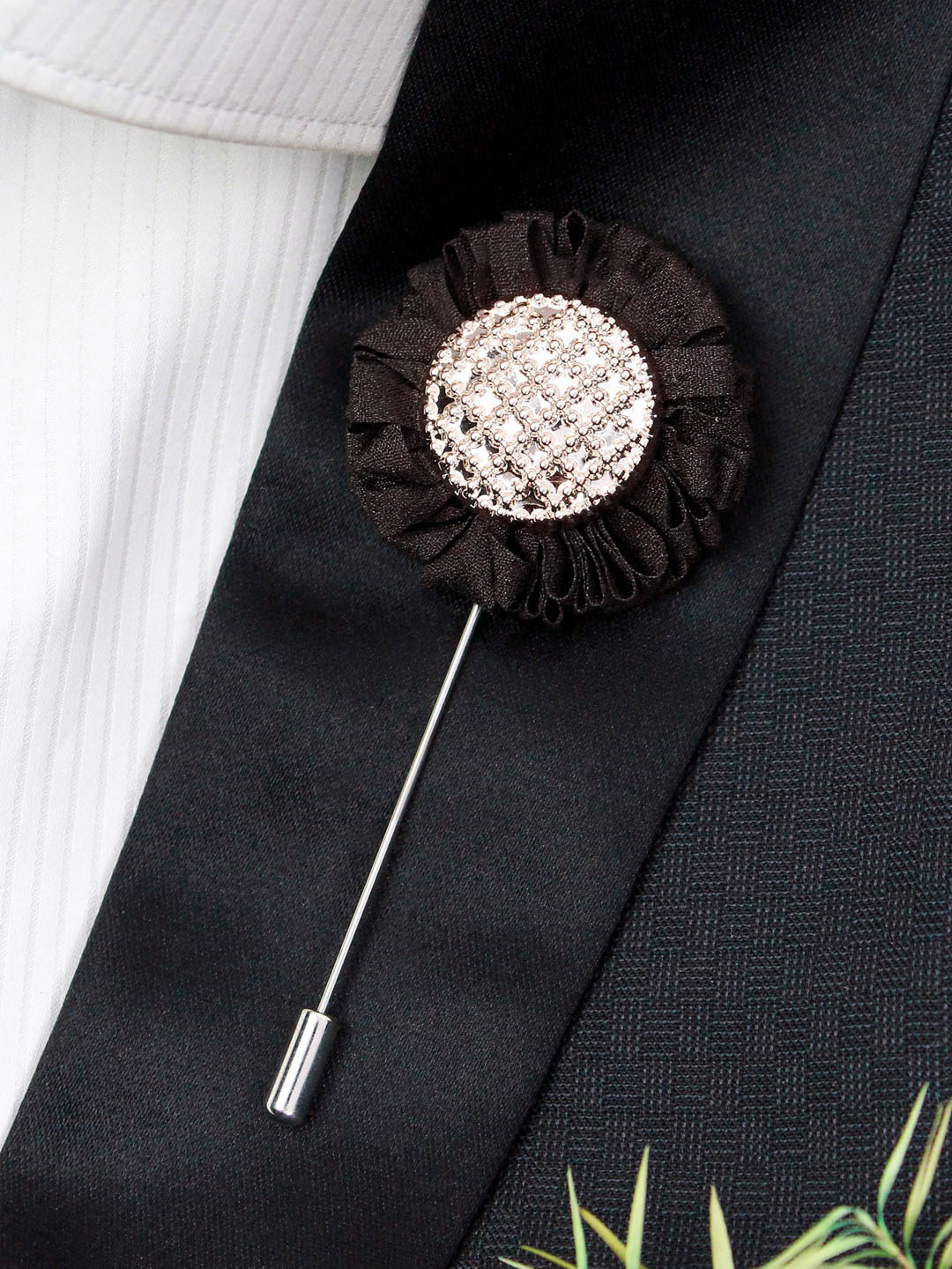 PELUCHE Unisex Brown & White Floral Charm Brooch Lapel Pin