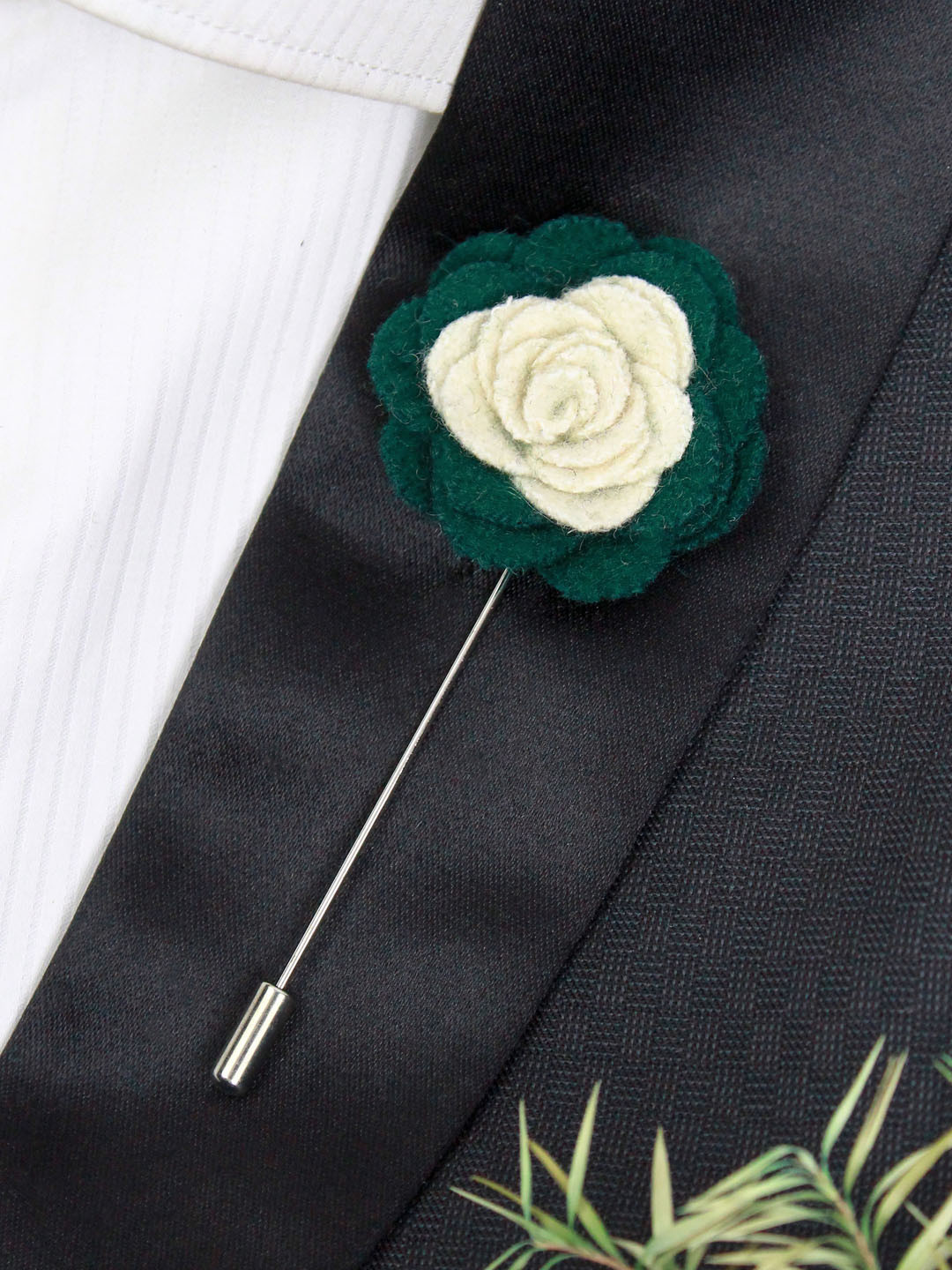 PELUCHE Unisex Cream-Coloured & Green Graceful Bloom Lapel Pin