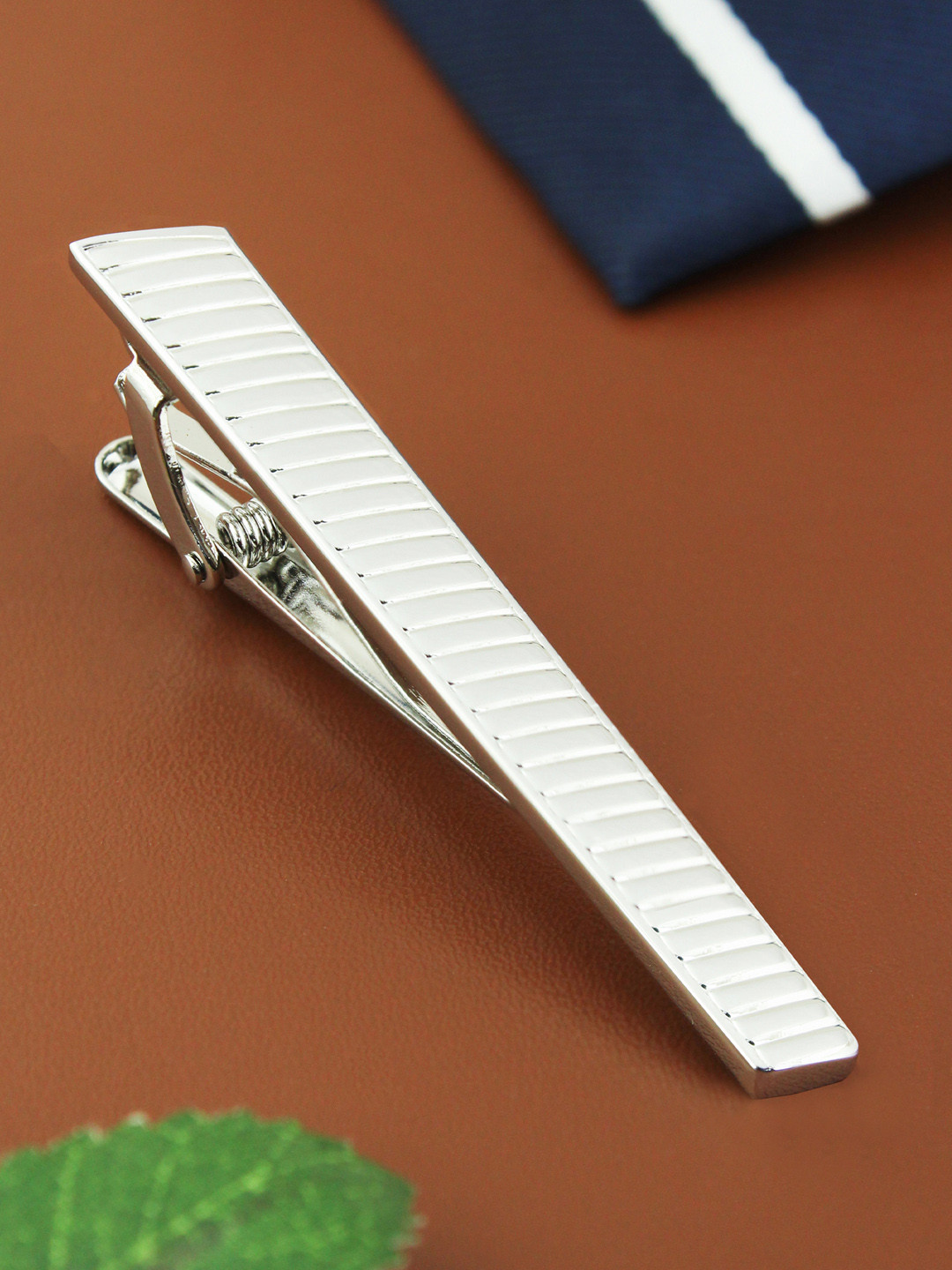 PELUCHE Unisex Silver-Toned Suave Tie Pin