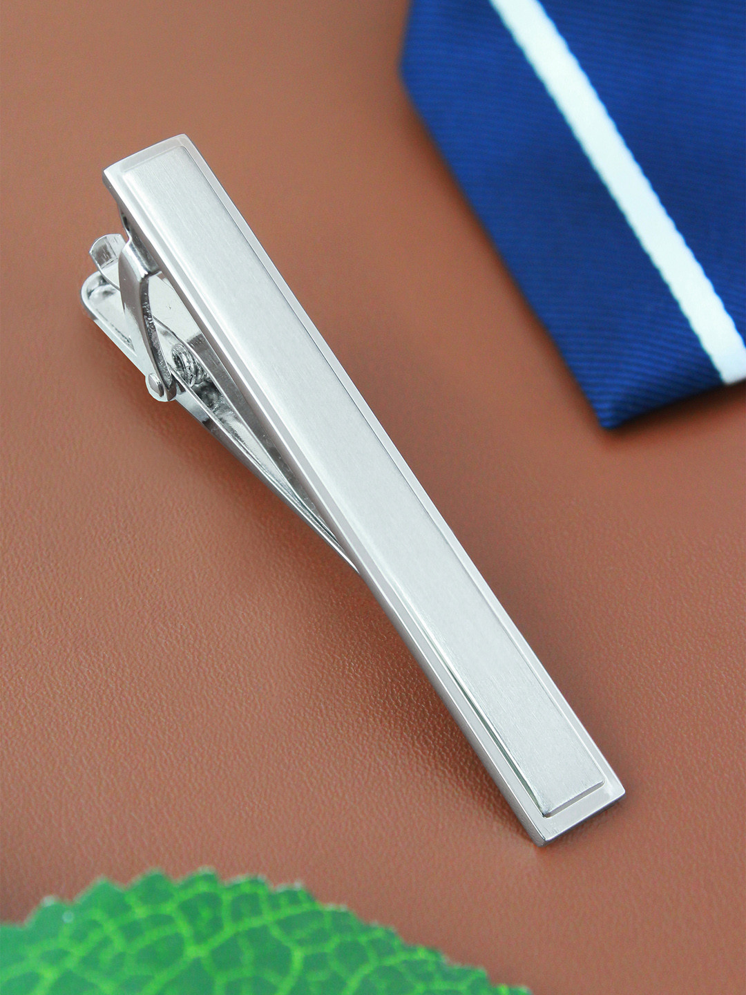 PELUCHE Unisex Silver-Toned Solid Bullion Tie Pin