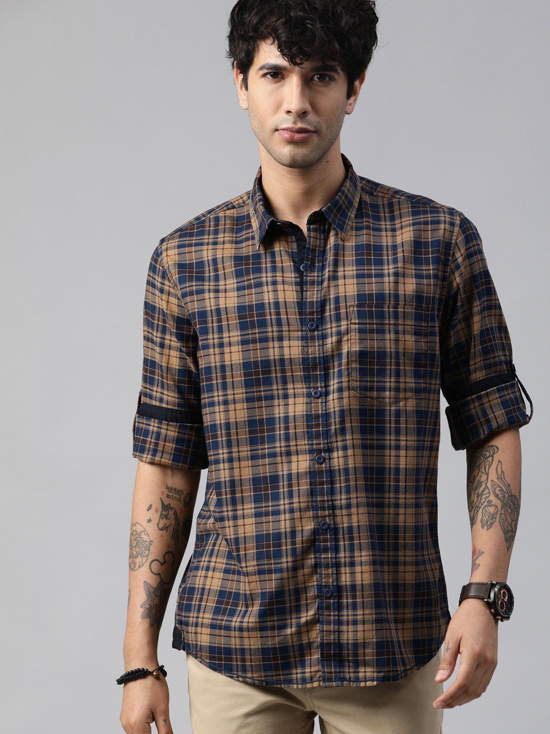 Roadster Men Beige & Blue Regular Fit Checked Casual Shirt