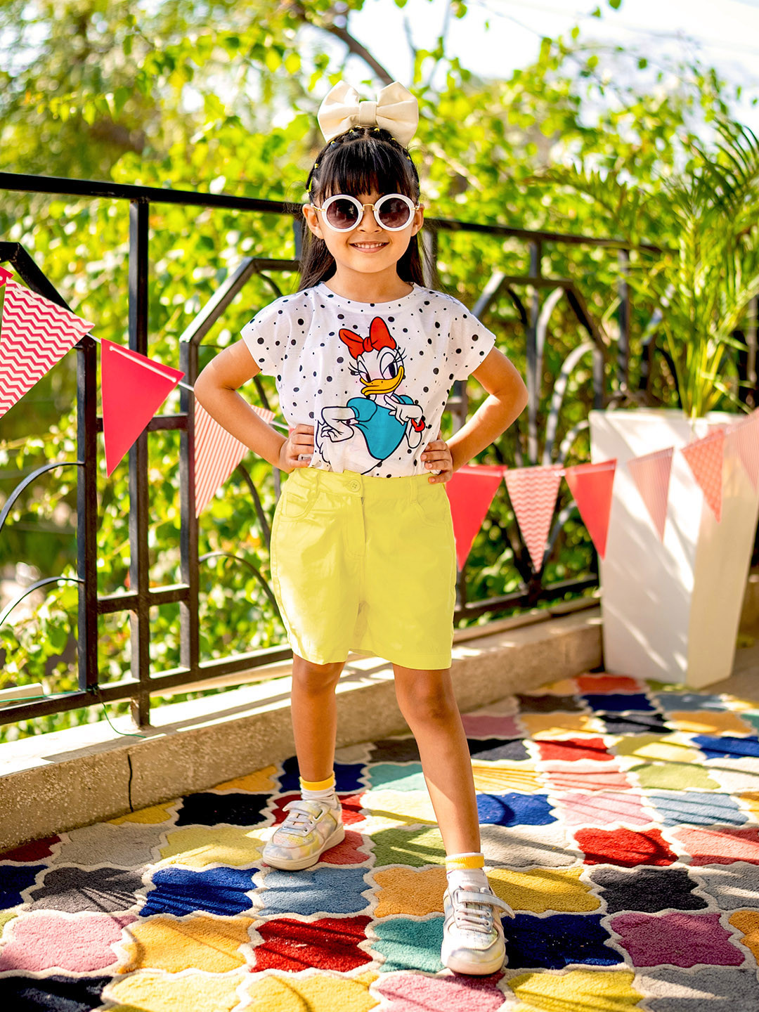 YK Disney Girls White Daisy Duck Printed Round Neck Polka T-shirt