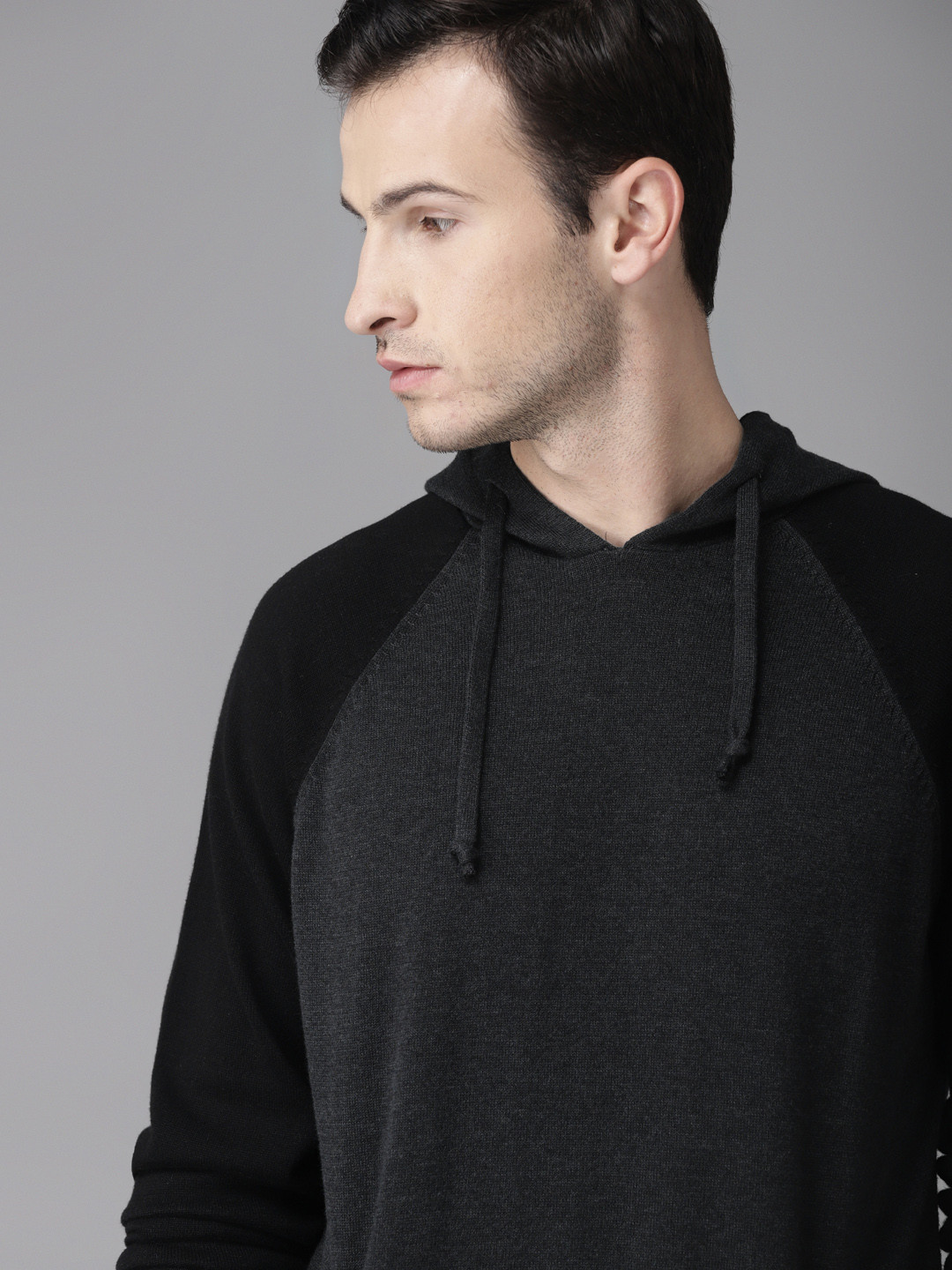 Roadster Men Charcoal Grey & Black Solid Pullover Hooded Sweater