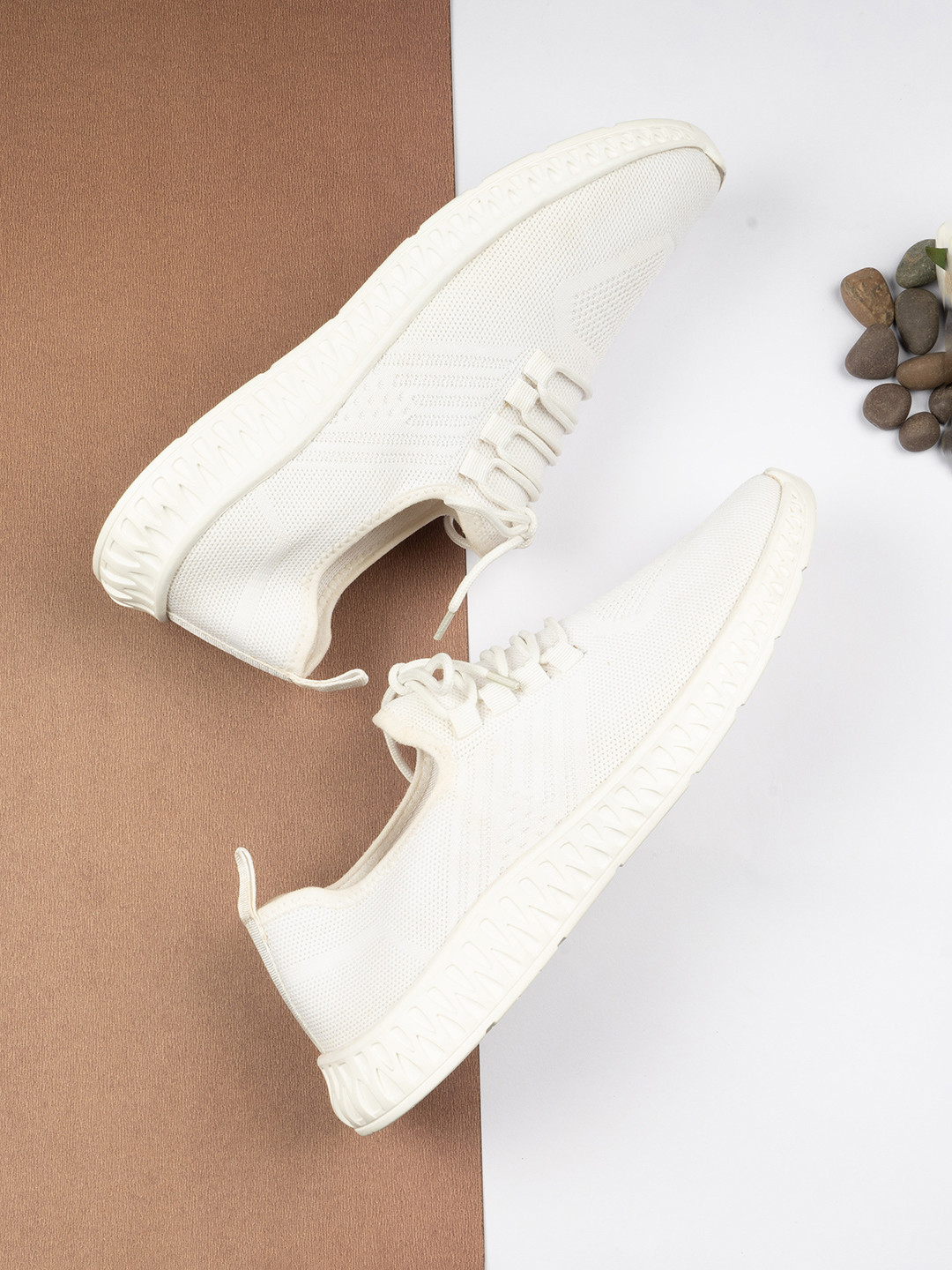 HIGHLANDER Men White Lightweight Athleisure Sneakers