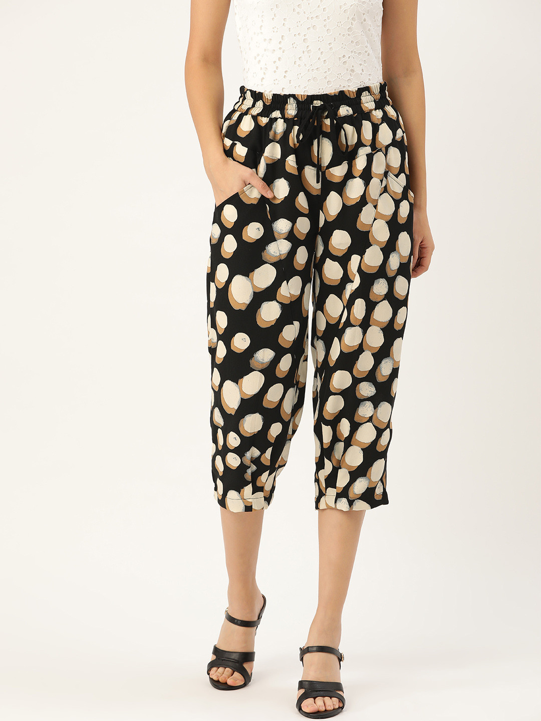 Antheaa Women Black & Off-White Geometric Print Regular Fit Capris