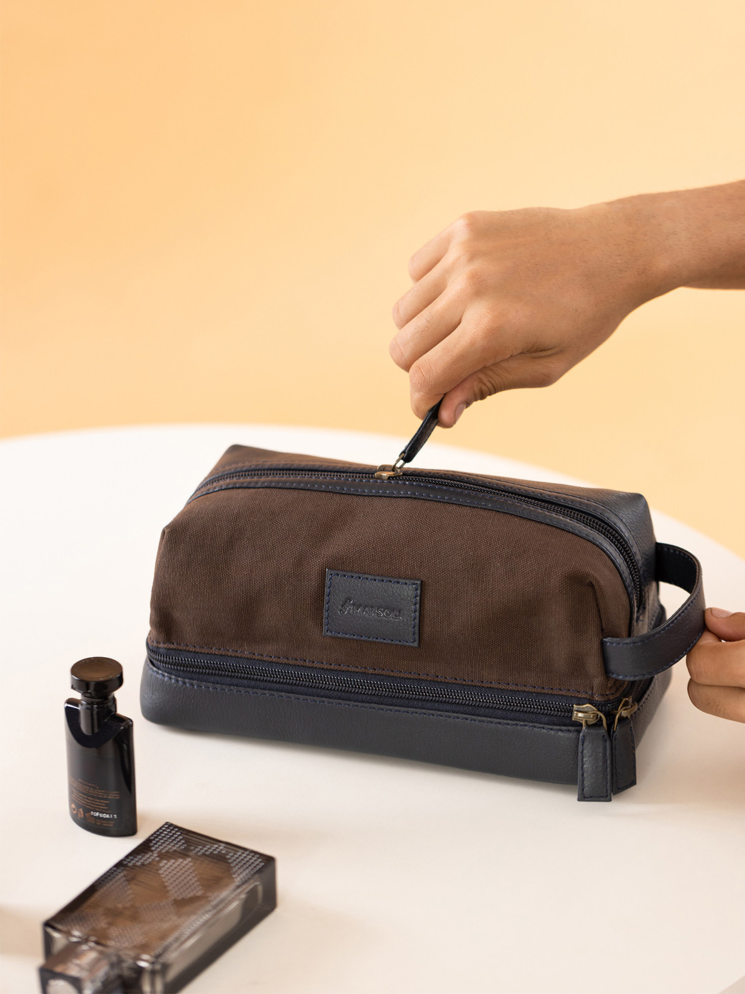 MAI SOLI Men Navy Blue & Brown Colourblocked Leather Toiletry Bag