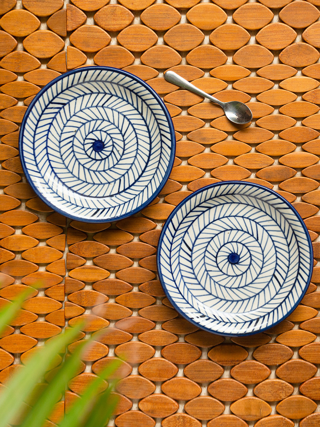 ExclusiveLane Set of 2 Indigo Chevron Handpainted Ceramic Quarter Plates