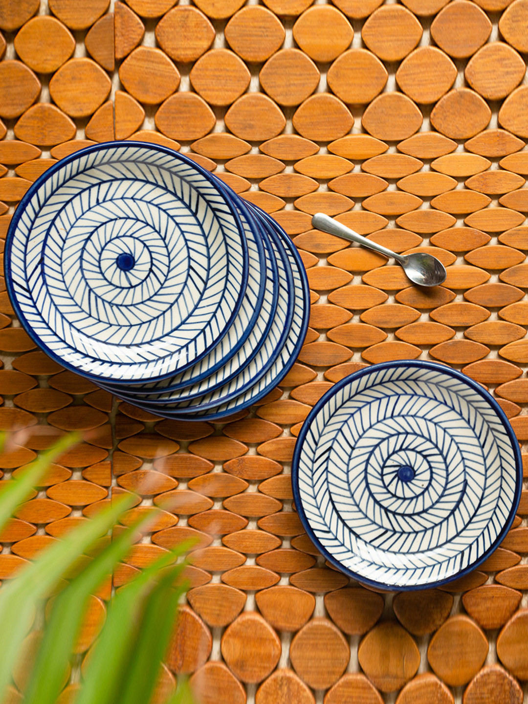 ExclusiveLane Set of 6 White and Blue Indigo Chevron Handpainted Ceramic Quarter Plates