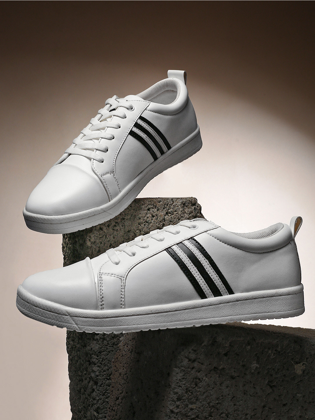 HIGHLANDER Men White Striped Anti Skid Sneakers