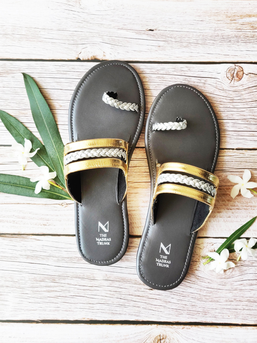 THE MADRAS TRUNK Women Gold-Toned Colourblocked Leather One Toe Flats