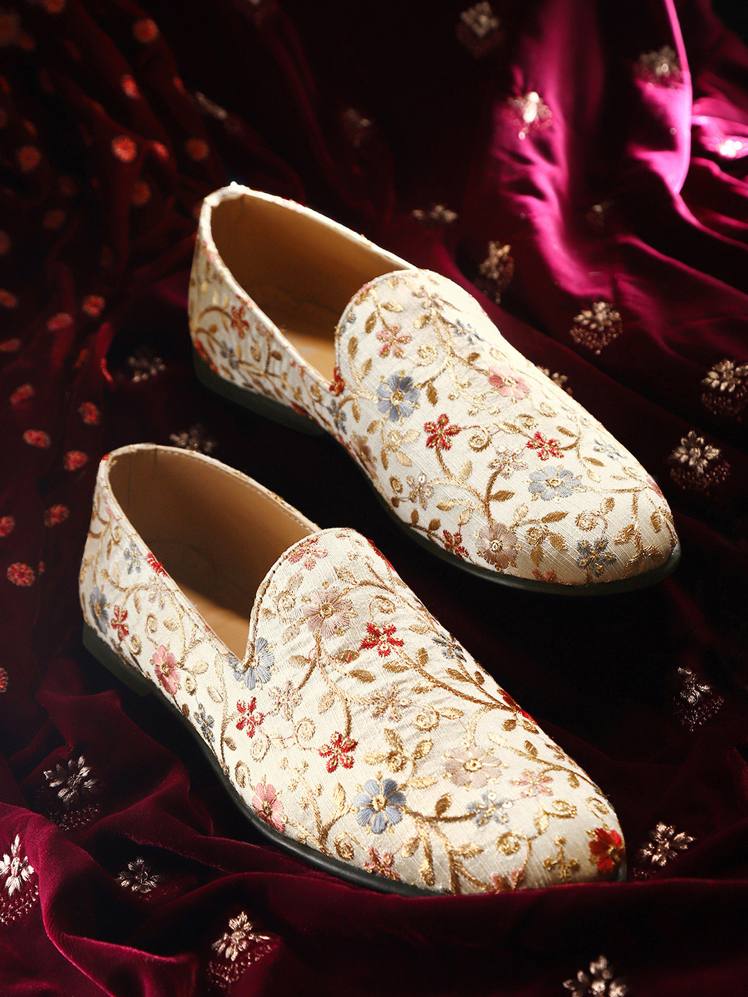 House of Pataudi Men Beige & Golden Ethnic Motifs Embroidered Mojaris
