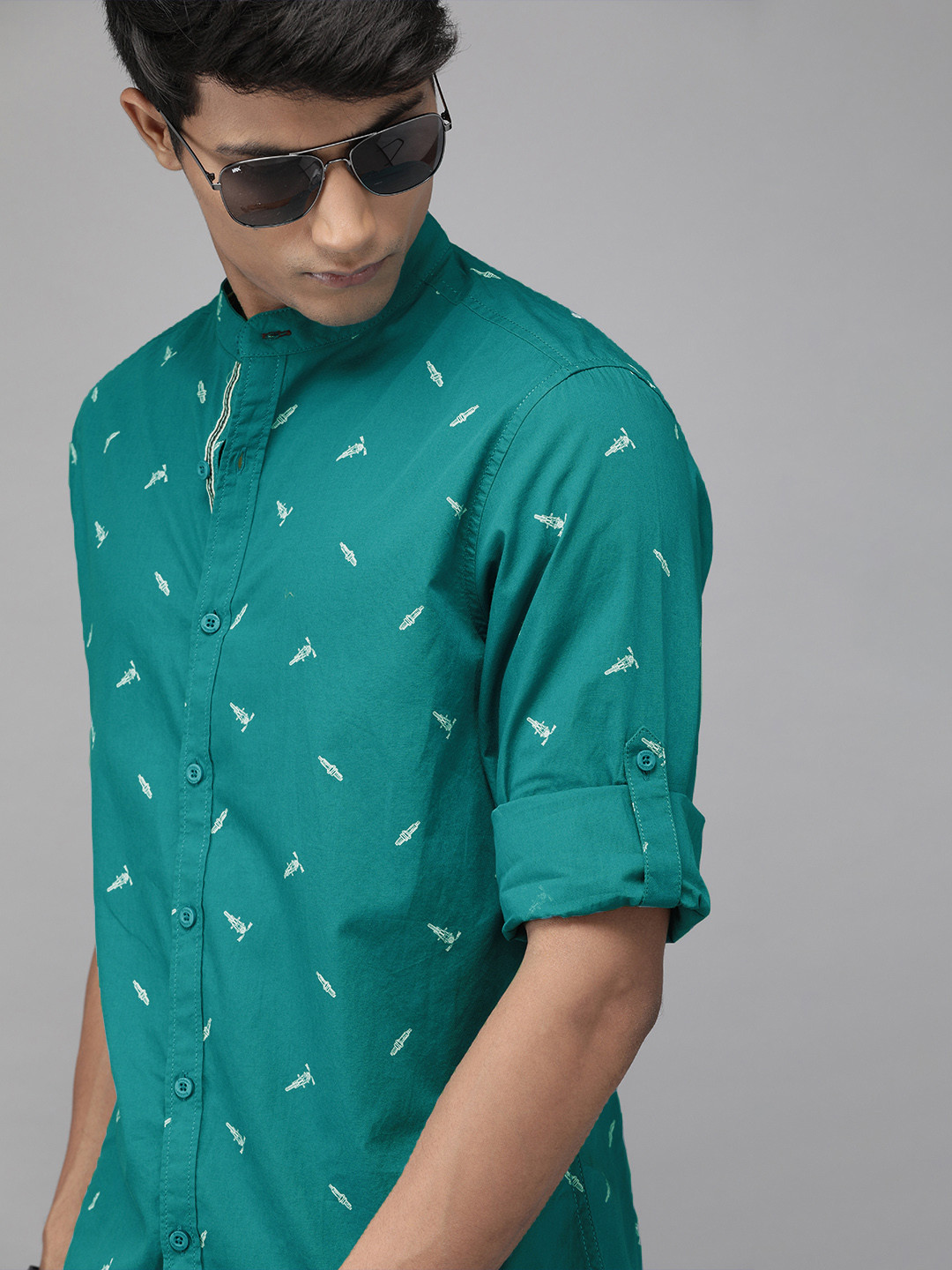 Roadster Men Sea Green & White Regular Fit Bike Print Cotton Casual Shirt