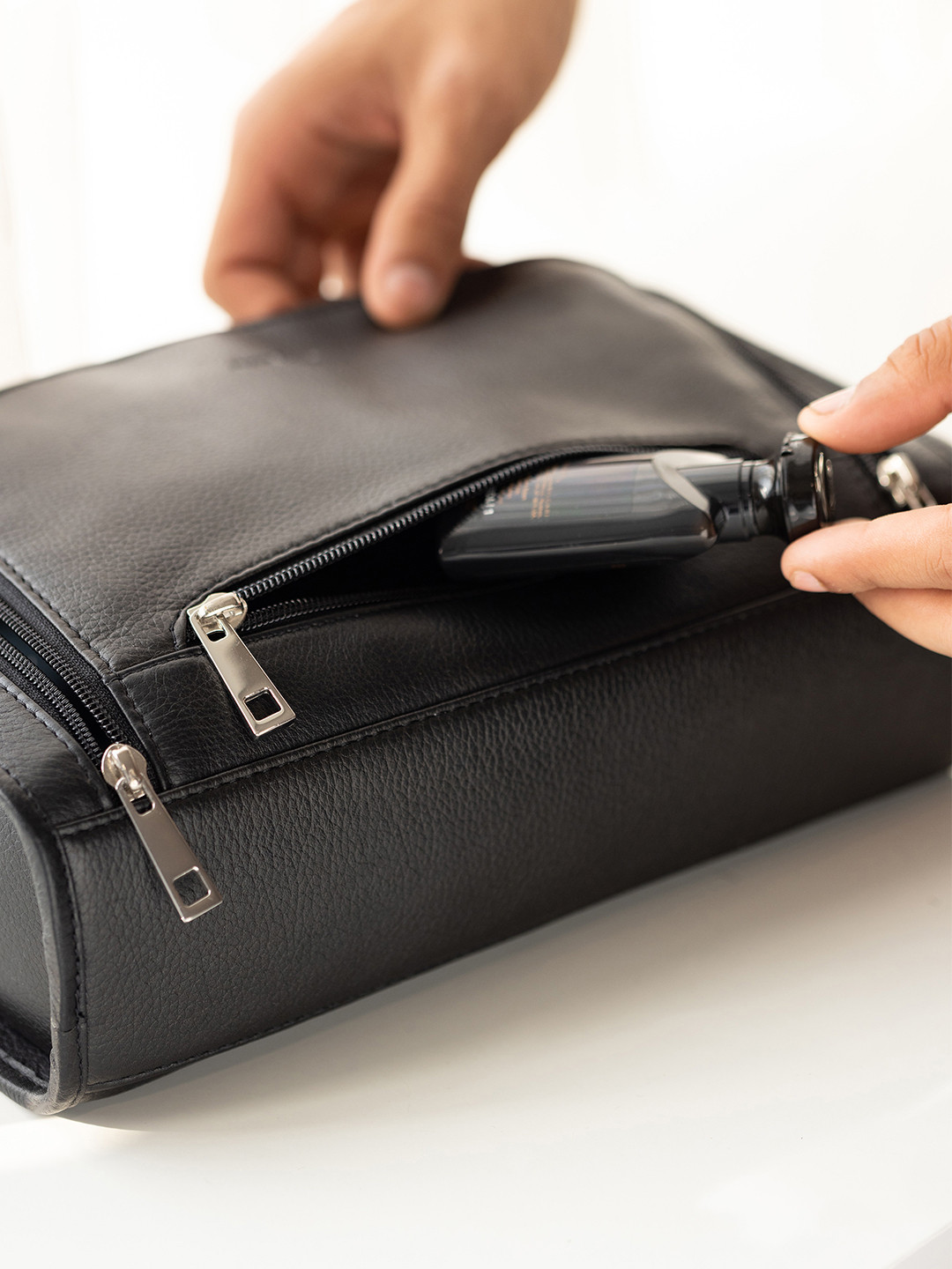 MAI SOLI Unisex Black Solid Leather Toiletry Bag