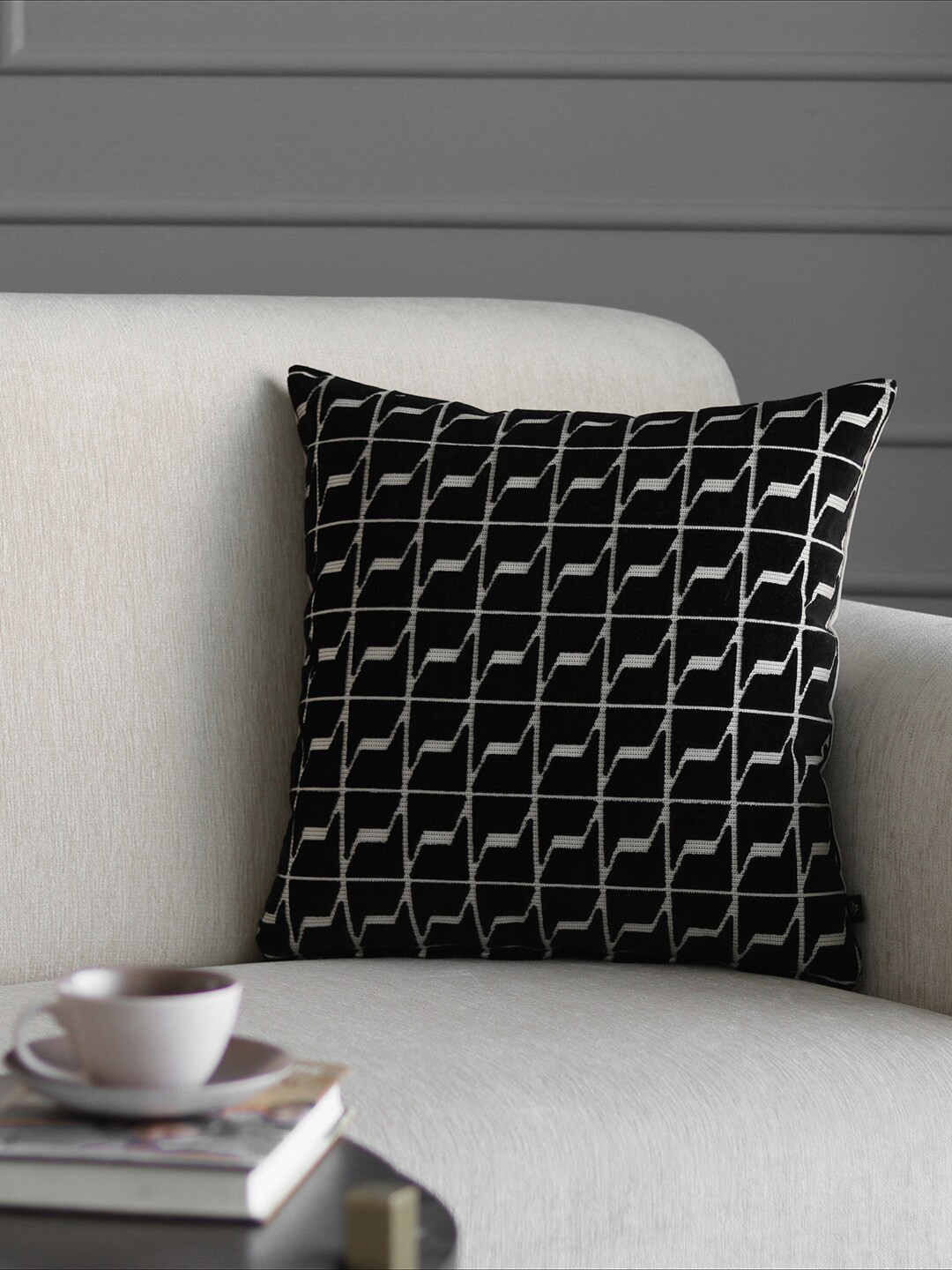 GM Black Geometric Polyester Silk Washable Textured Square Cushion Cover -18x18In