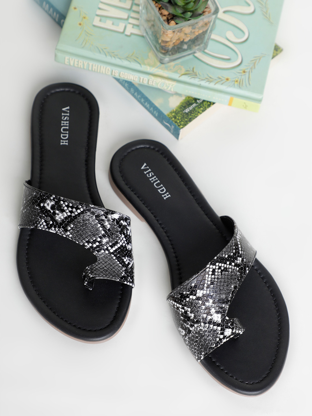 Vishudh Women Black Printed One Toe Flats