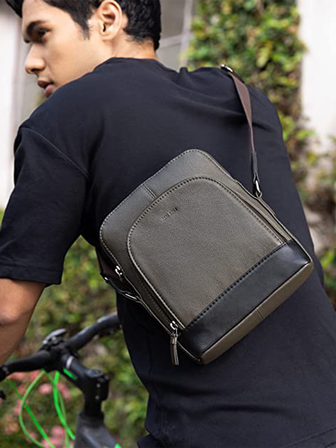 MAI SOLI Men Olive Green Solid Leather Messenger Bag