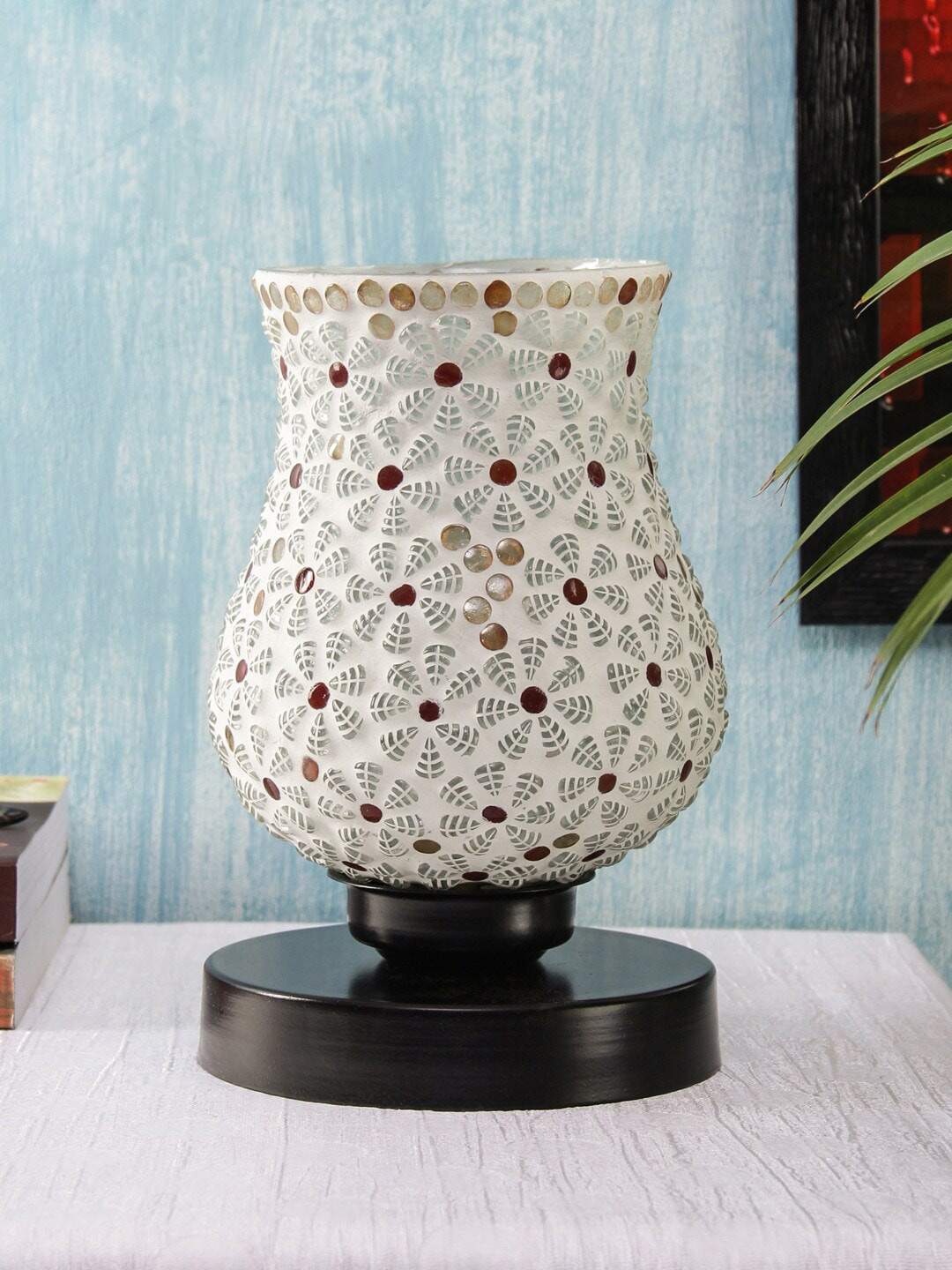 Devansh White & Gold-Toned Textured Mosaic Glass Table Lamp