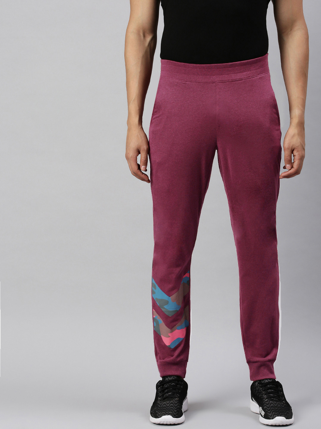Huetrap Men Maroon Solid Knitted Straight Fit Sustainable Joggers With cuff