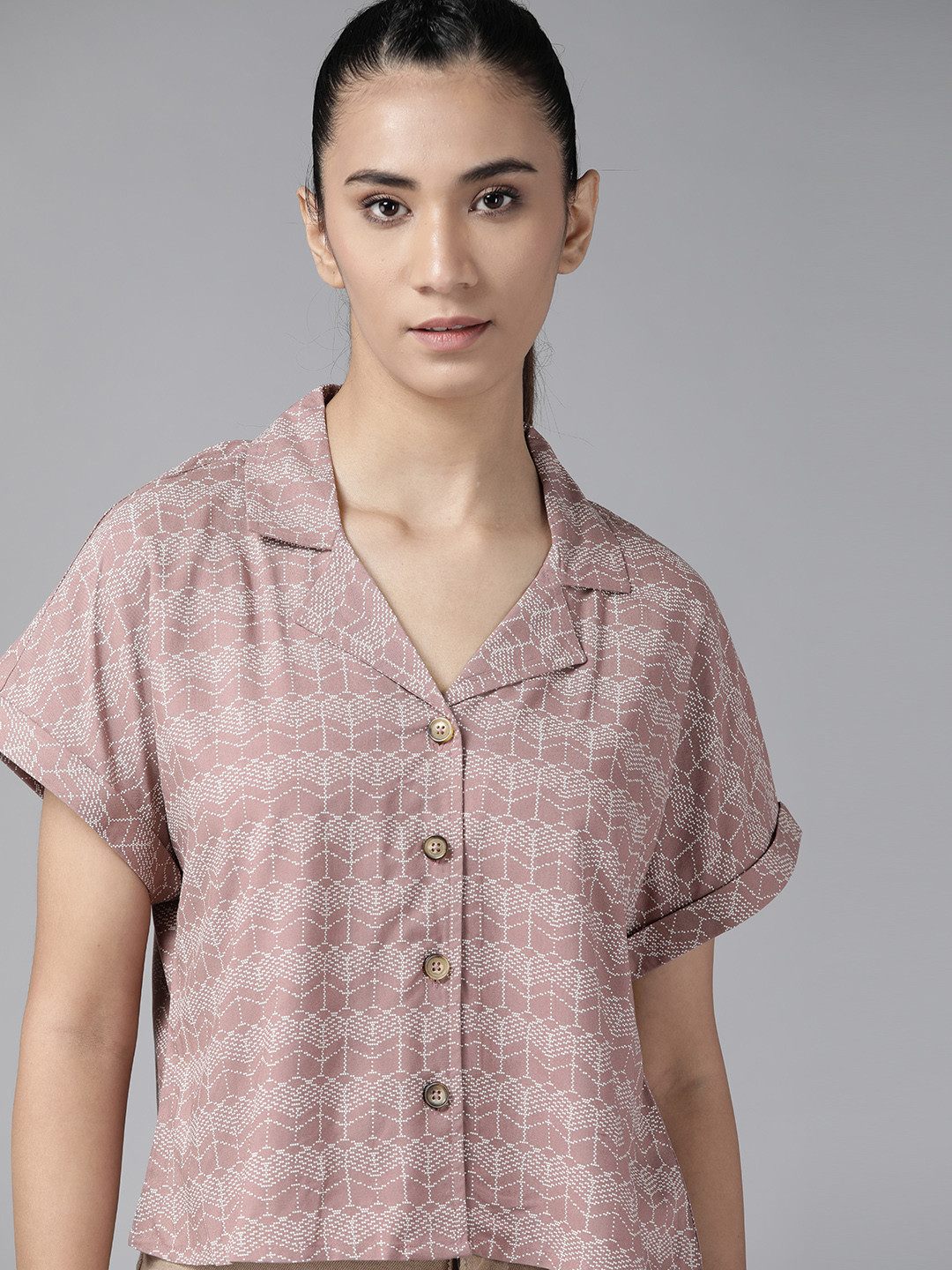The Roadster Lifestyle Co Women Mauve Geometric Print Cropped Sustainable Ecovero Casual Shirt