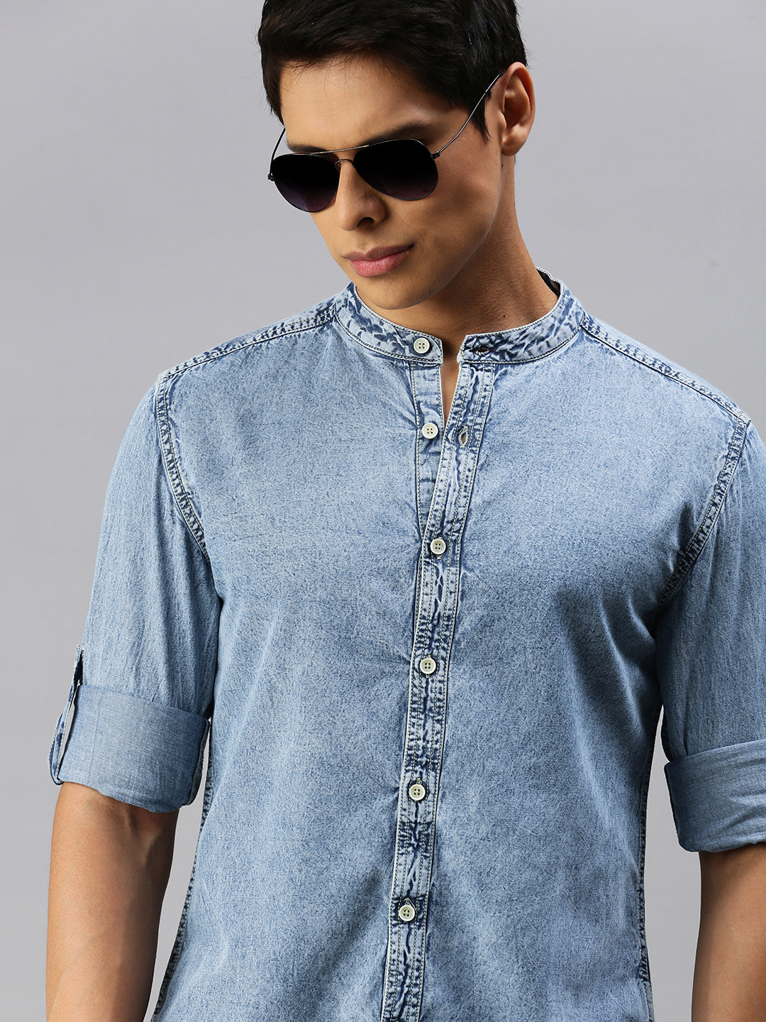 The Roadster Lifestyle Co Men Blue Faded Roll-Up Sleeves Casual Shirt