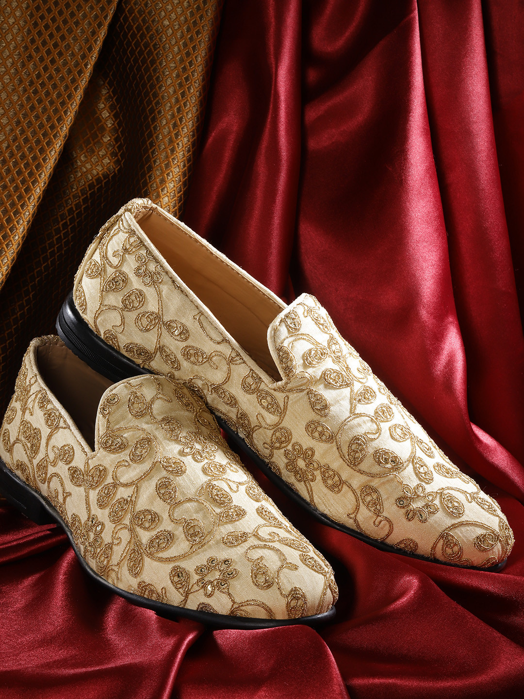 House of Pataudi Men Off-White & Gold-toned Embroidered Handcrafted Mojaris