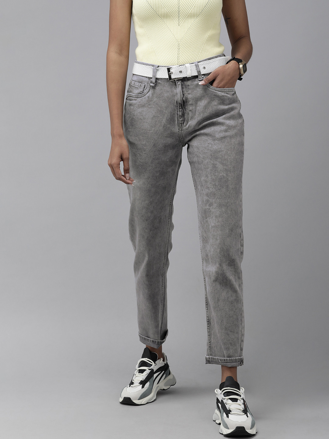Roadster Women Grey Dropped Yoke Slim Fit Light Fade Acid Wash Mid-Rise Jeans With Belt