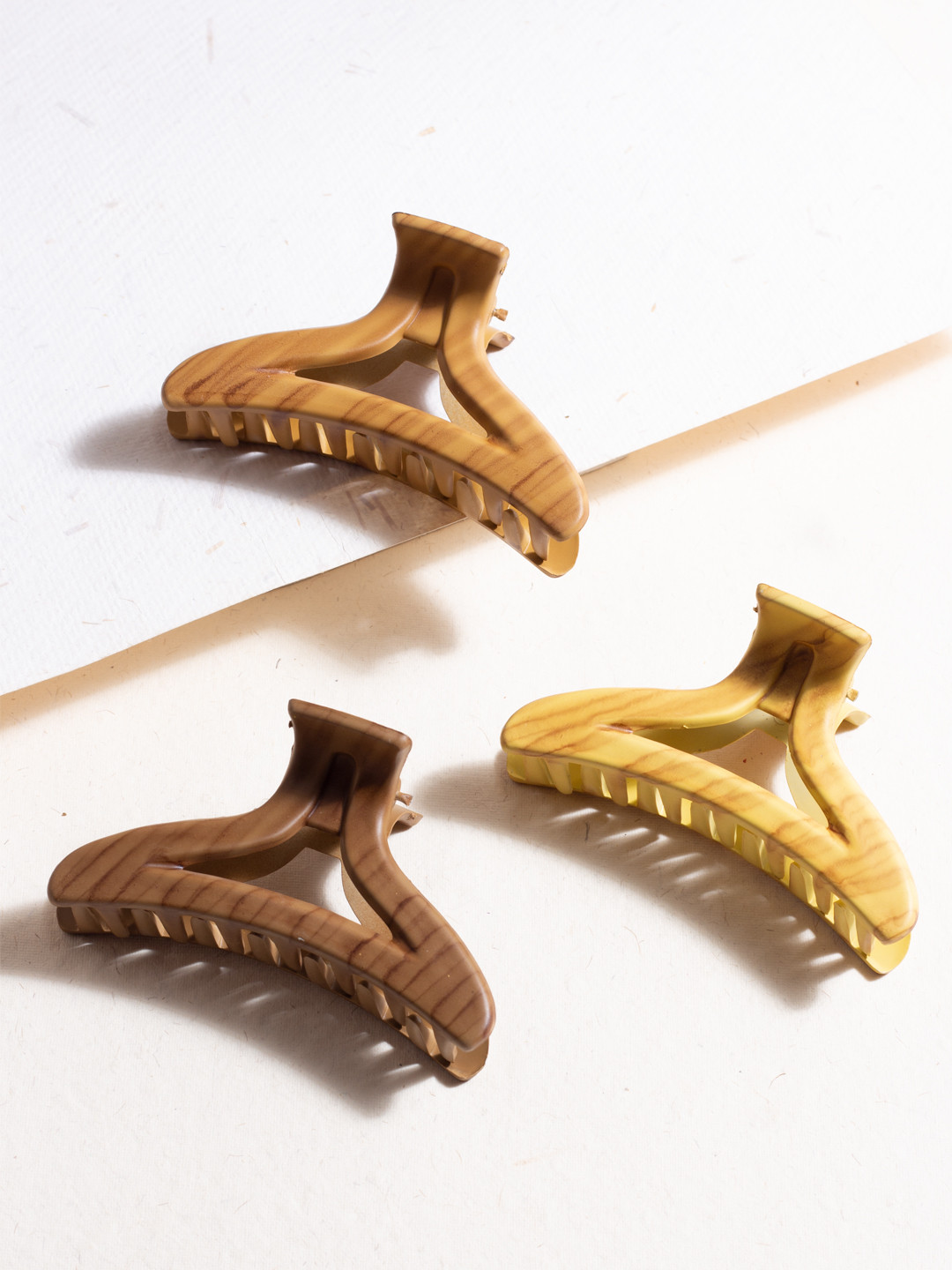 AccessHer Women Set Of 3 Multicoloured Acrylic Claw Clips