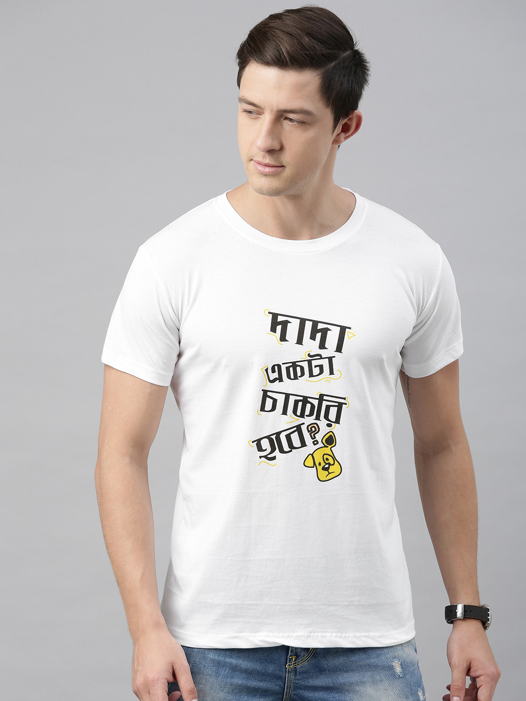 BRATMA Men White DADA AKTA CHAKRI HOBE Printed Round Neck T-shirt