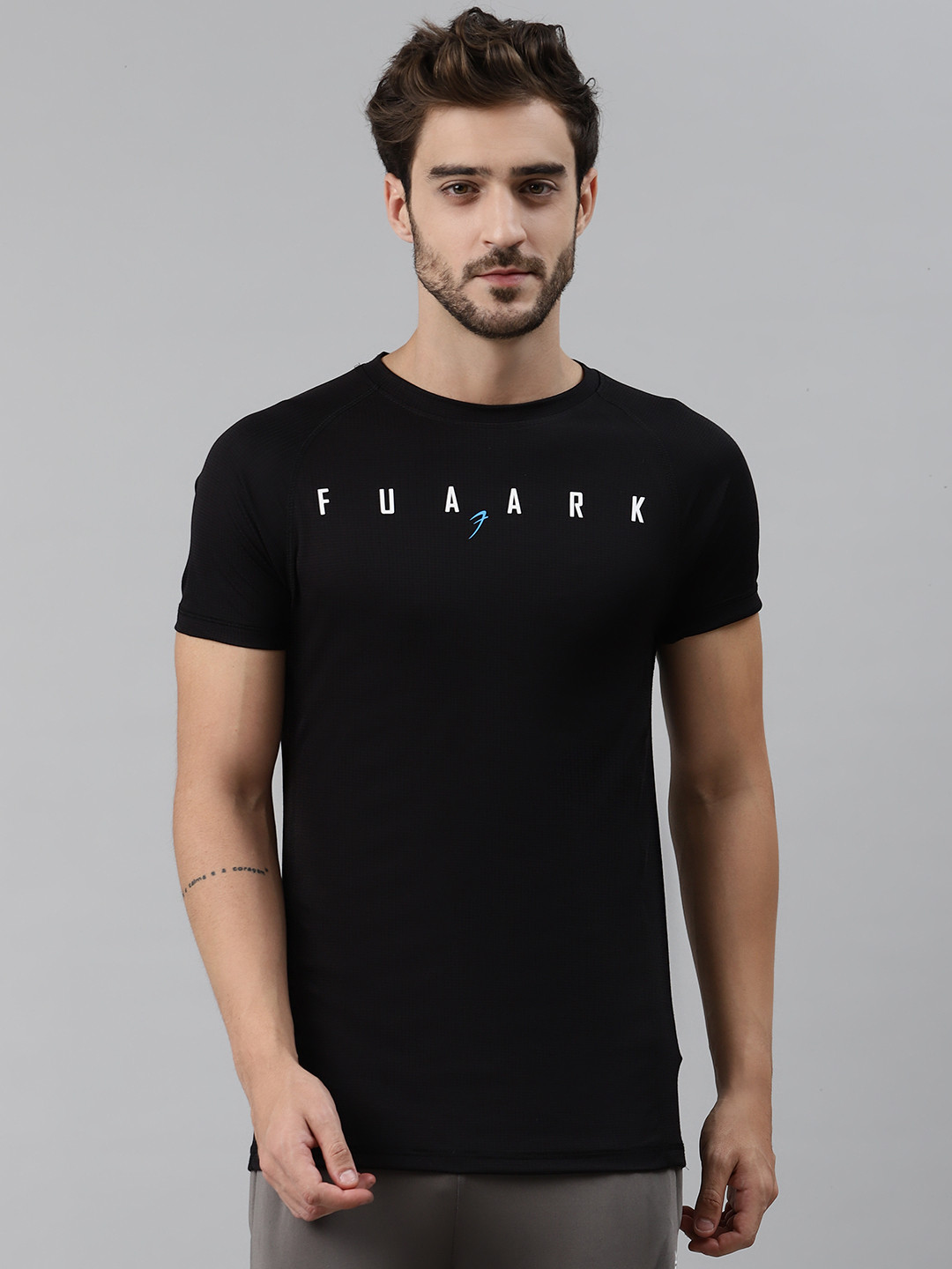 FUAARK Men Black & White Slim Fit Self-Checked Training T-shirt with Brand Logo Detail