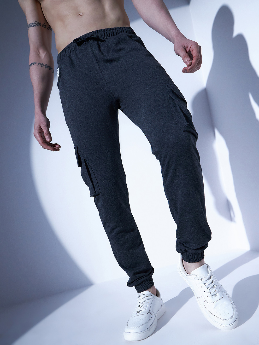 Hubberholme Men Charcoal Grey Slim Fit Solid Cargo Joggers