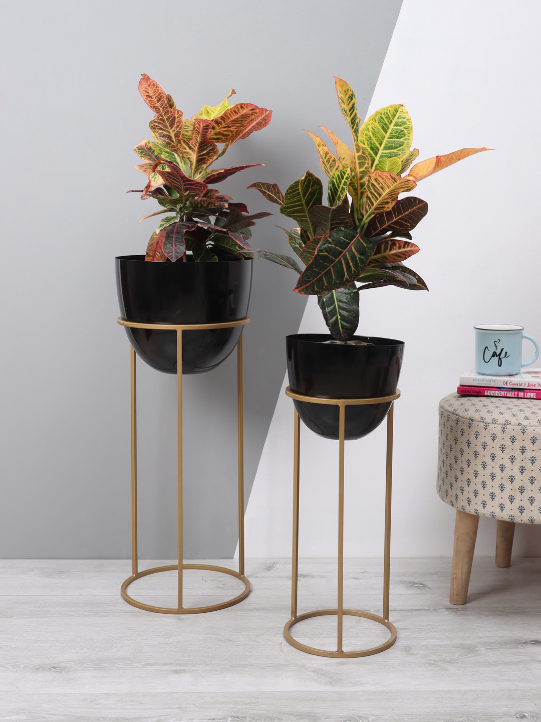 Aapno Rajasthan Set Of 2 Copper-Toned & Black Handcrafted Metal Planters With Stand