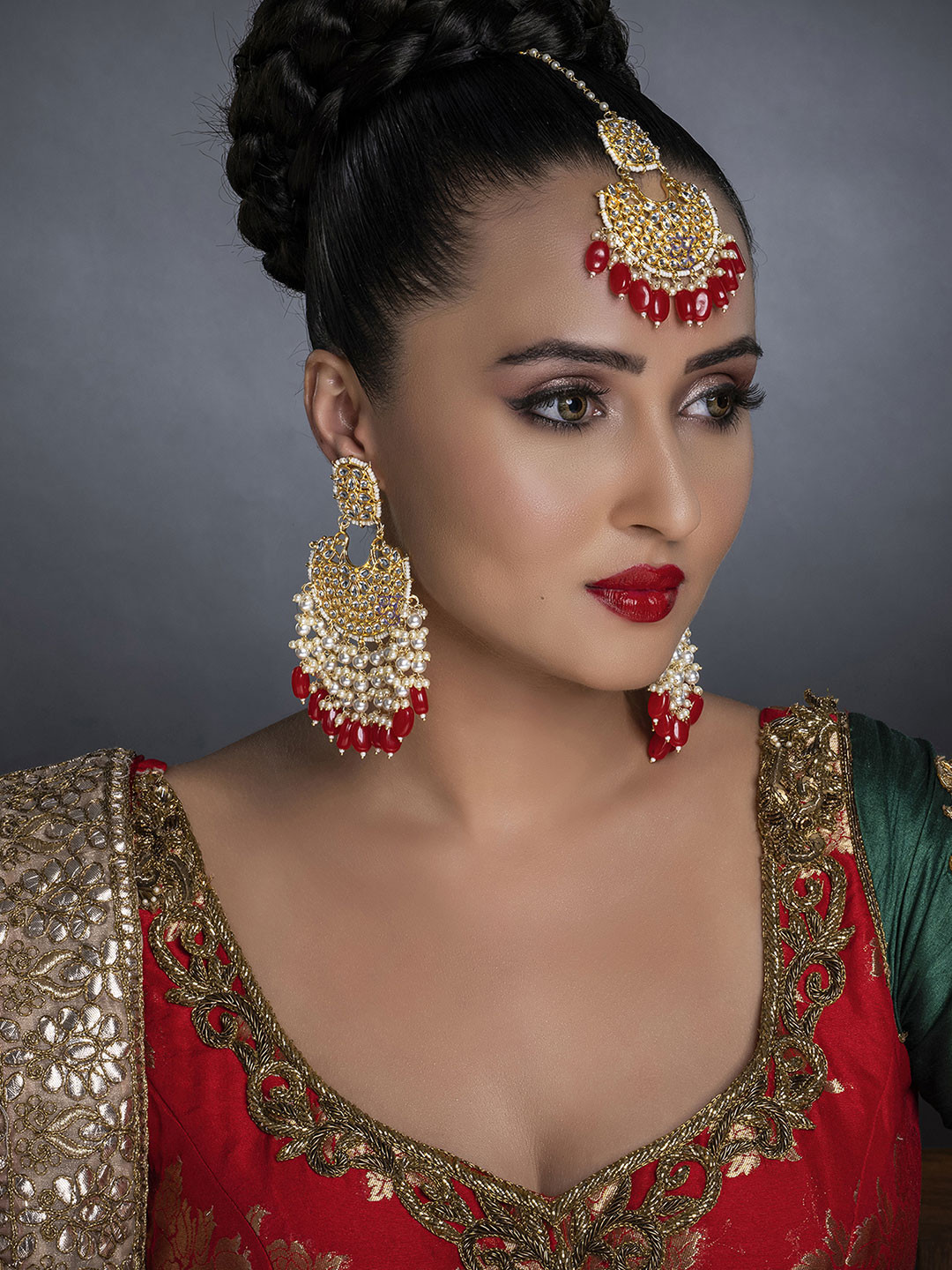 Sukkhi Gold-Plated Maroon & White Sparkling Kundan Studded Pearl Beaded Maangtikka With Earrings