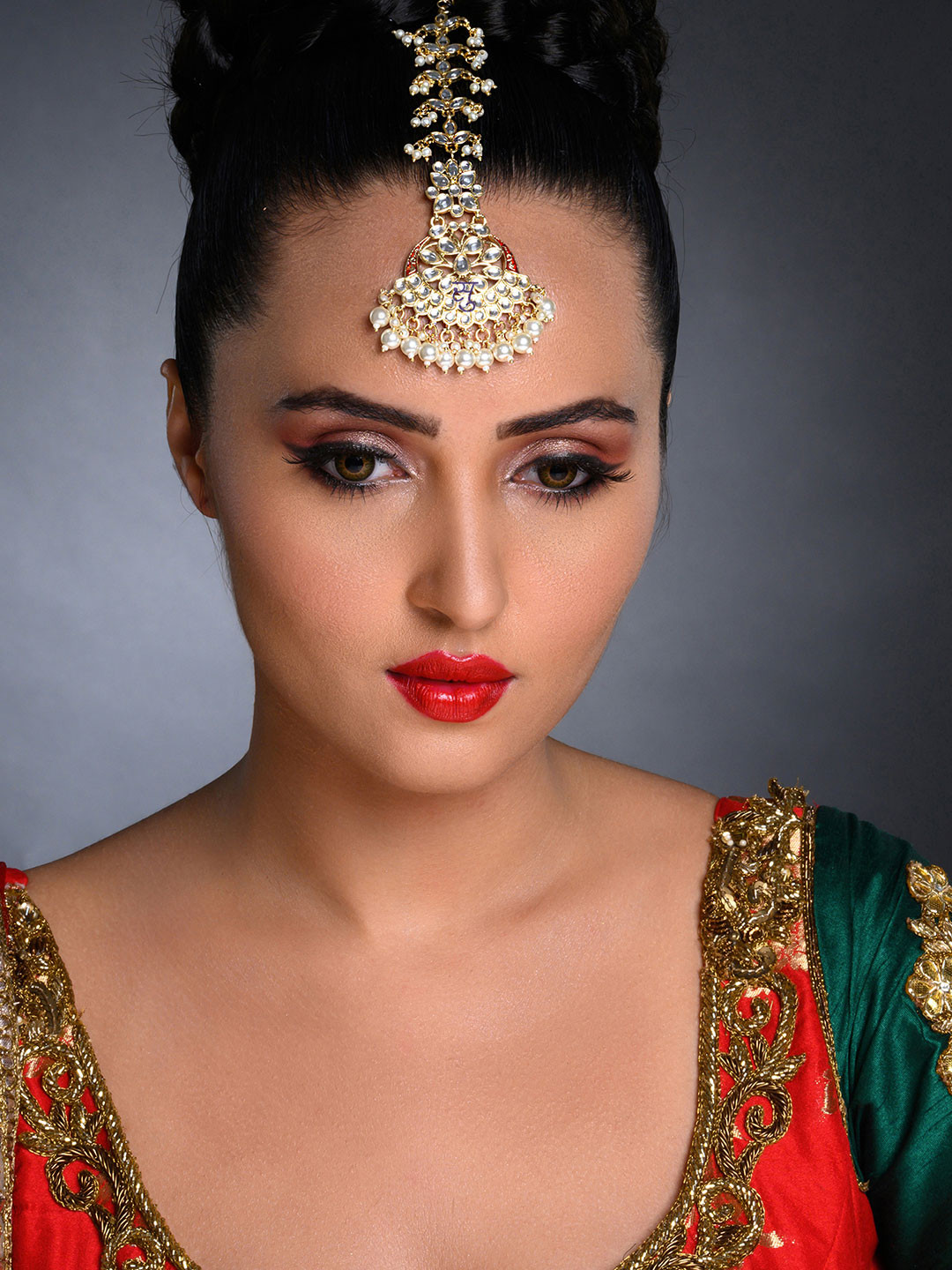 Sukkhi Meenakari Gold-Plated White & Maroon Kundan-Studded & Pearl Beaded Maang Tikka