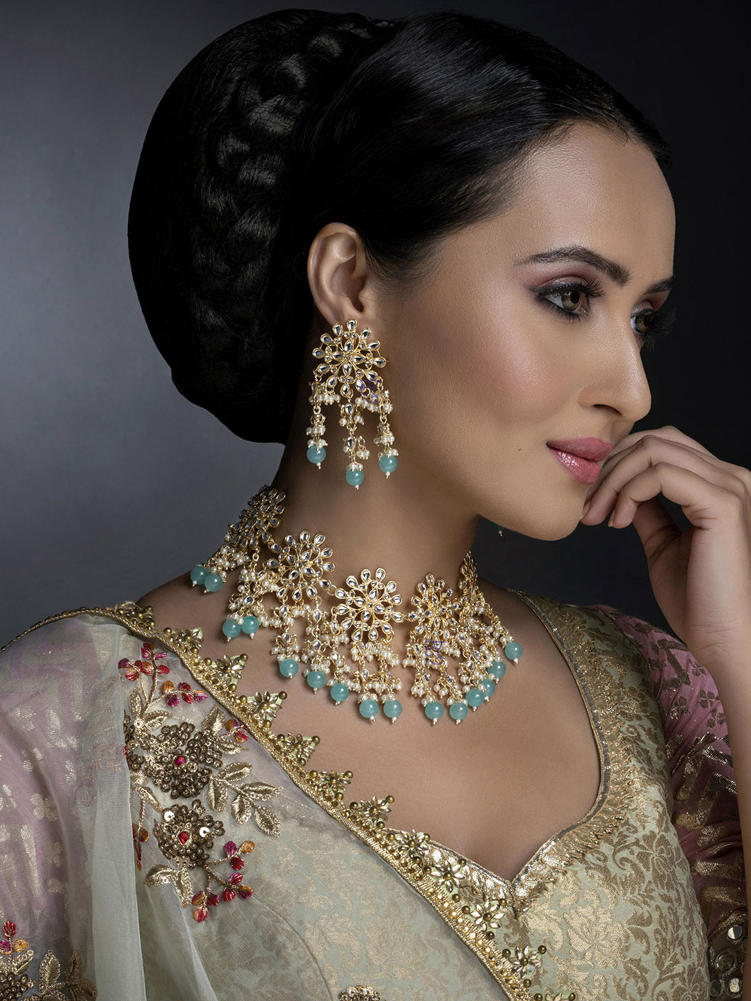 Sukkhi Gold-Plated Blue & White Pleasing Kundan Studded Pearl Beaded Choker Jewellery Set
