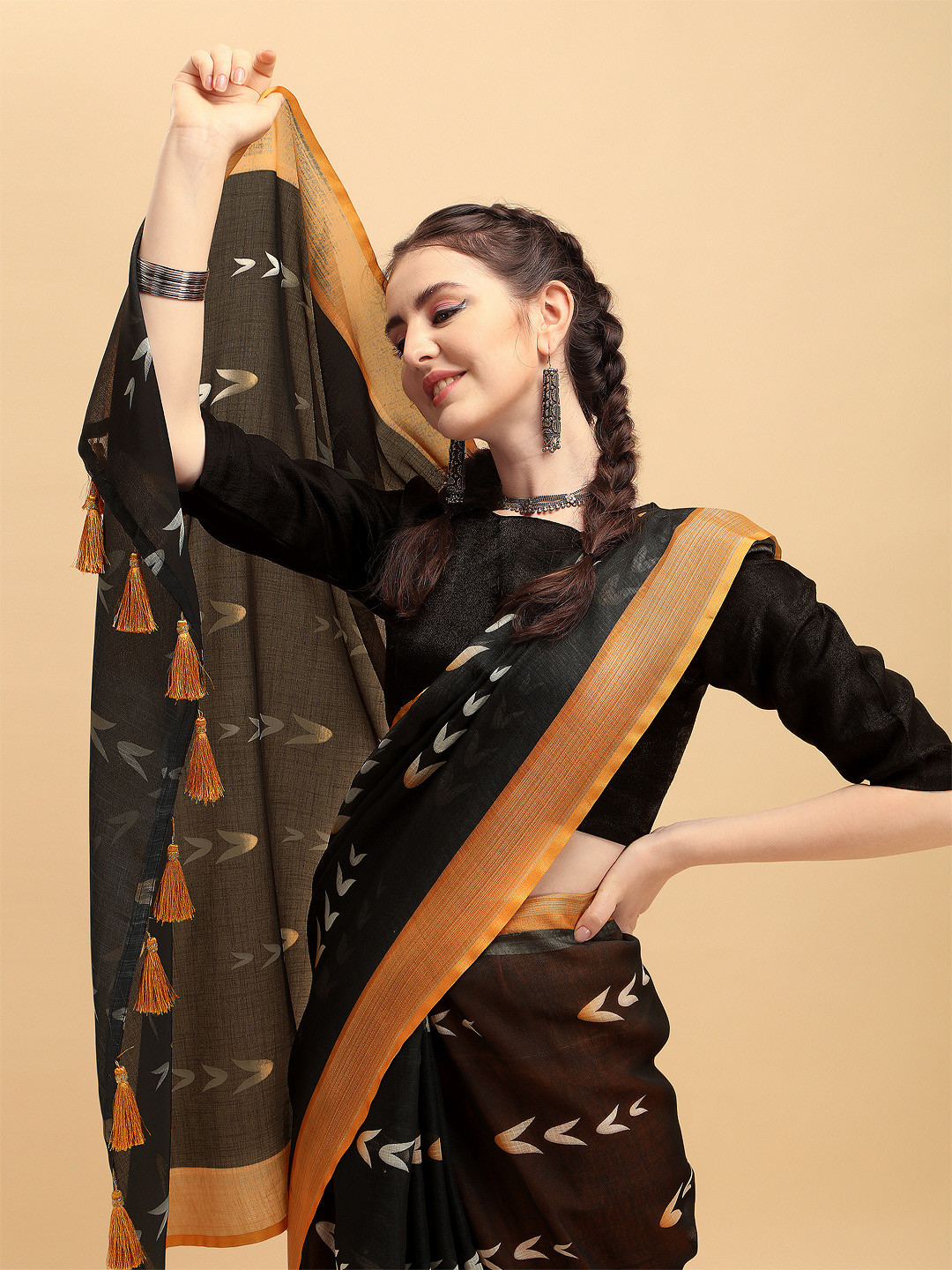 Sangria Black & White Pure Linen Saree