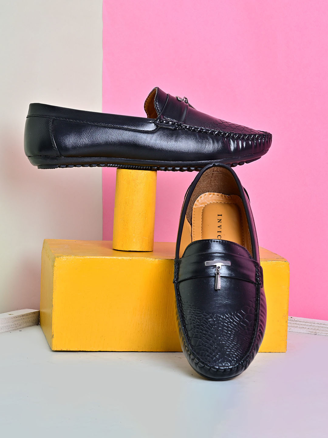 INVICTUS Men Black Scaling Textured Loafers