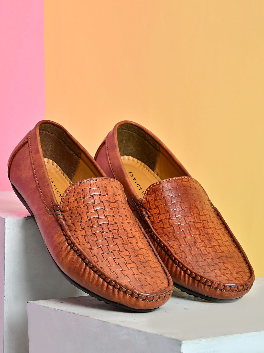 INVICTUS Men Tan Woven Design Loafers