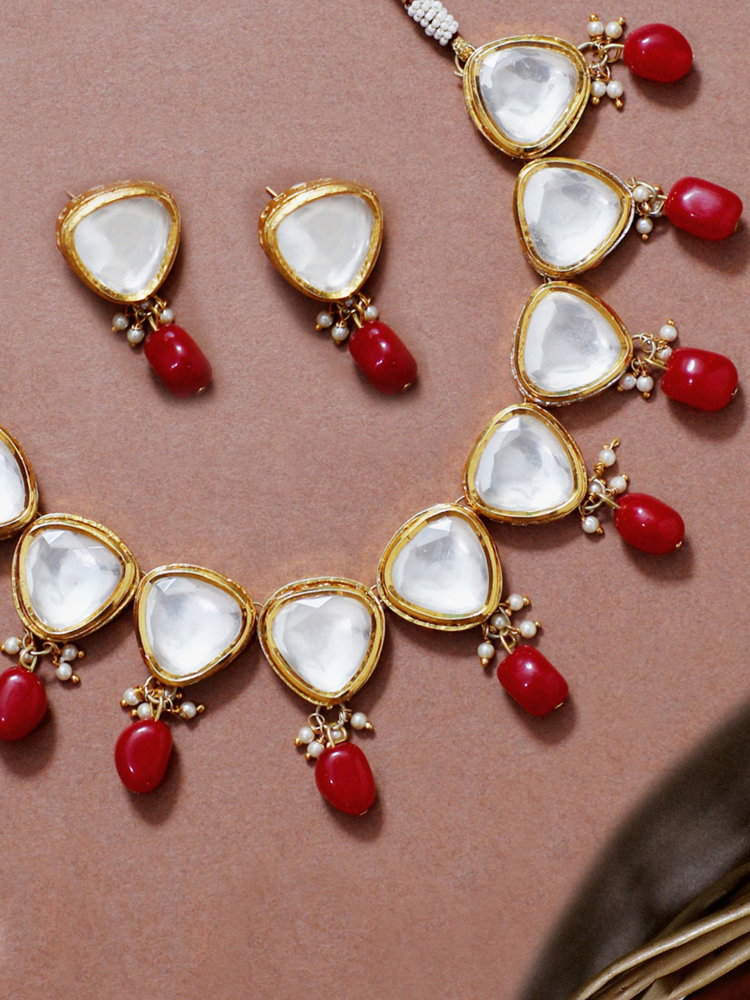 KARATCART Gold-Plated & White Beaded Polki Kundan-Studded Handcrafted Jewellery Set