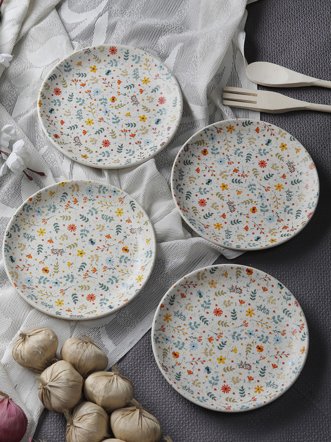 MIAH Decor Cream-Coloured & 4 Pieces Handcrafted & Hand Painted Stoneware Matte Plates