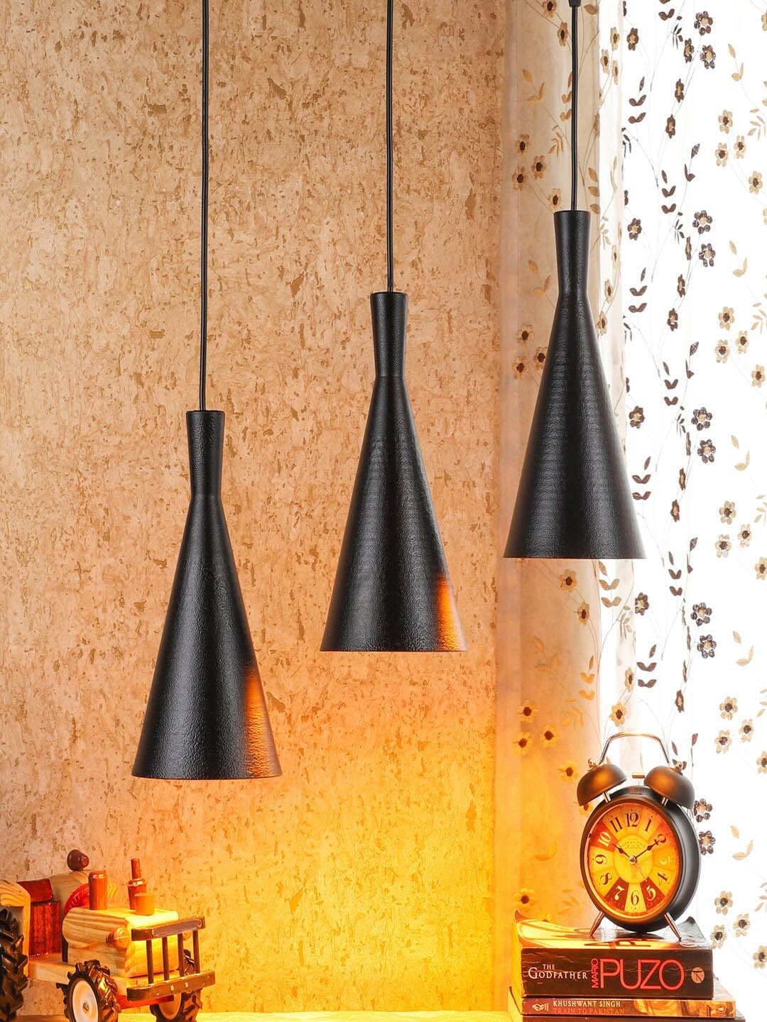 MFD HOME FURNISHING Black Aluminium Quirky Cluster Light