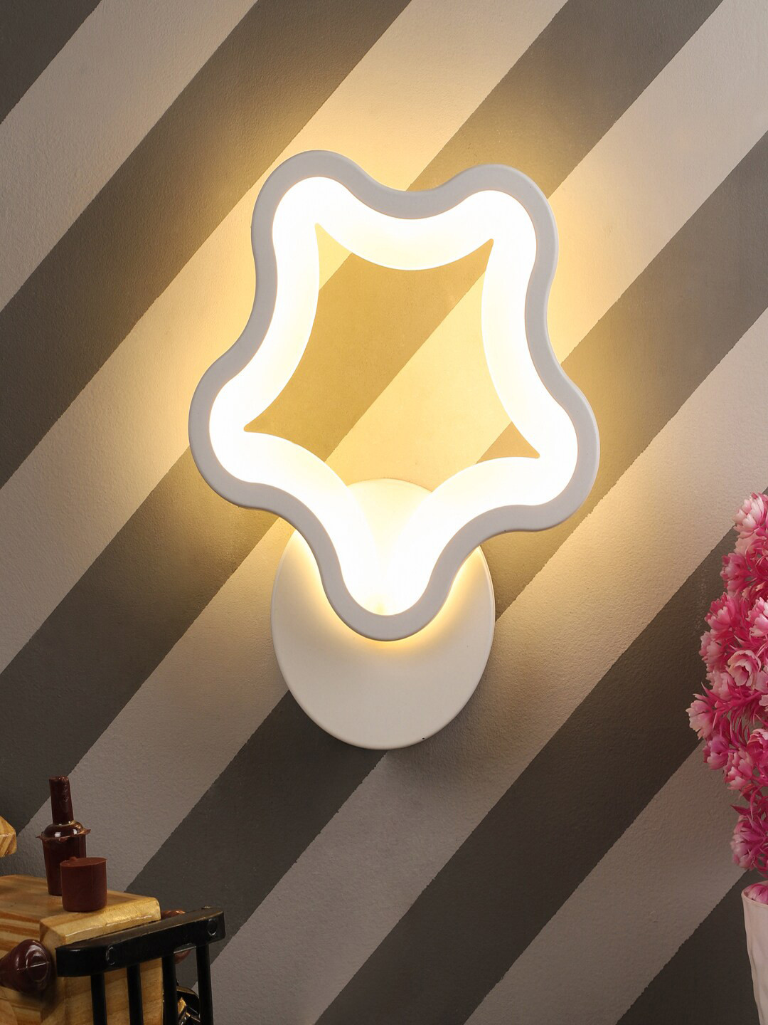 MFD HOME FURNISHING White Iron Quirky Wall Lamp